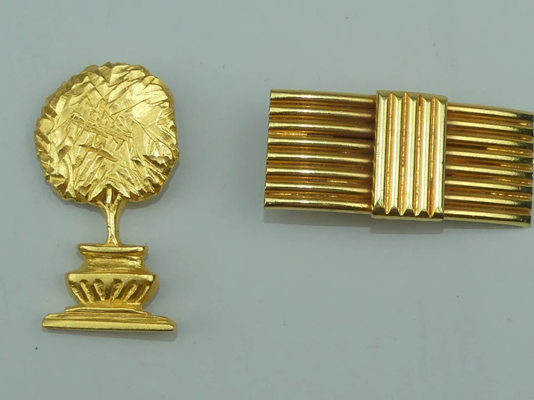 Broche et grand clip vintage en métal doré figurant un noeud - Lot 435