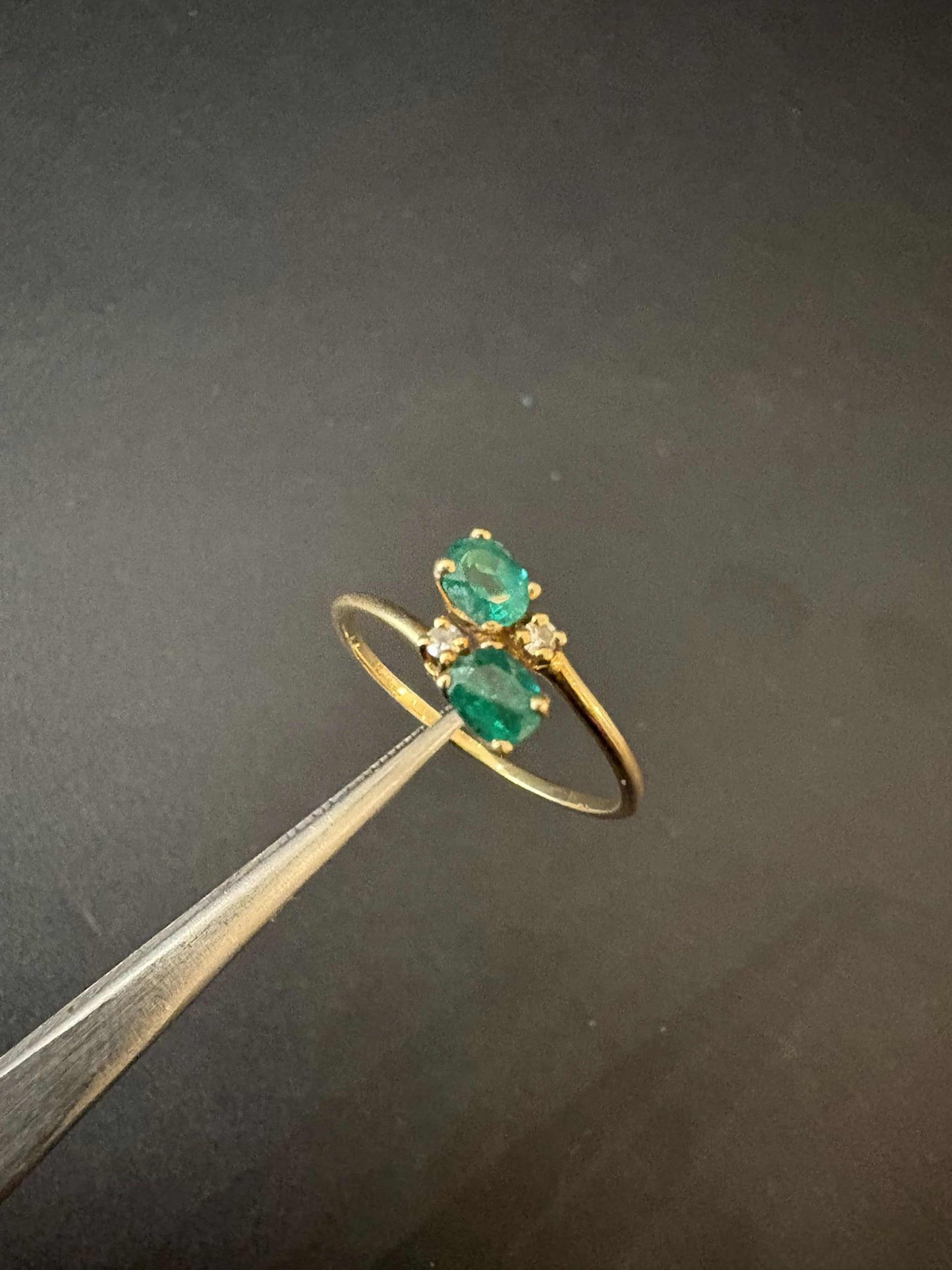 Bague fil en or 750°/°° croisés, sertie de deux émeraudes be - Lot 22