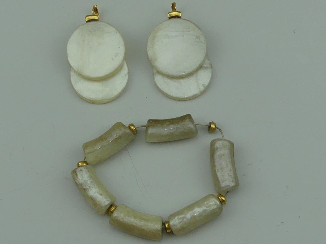 Dominique DENAIVE. Paire de boucles d'oreilles en composite - Lot 416