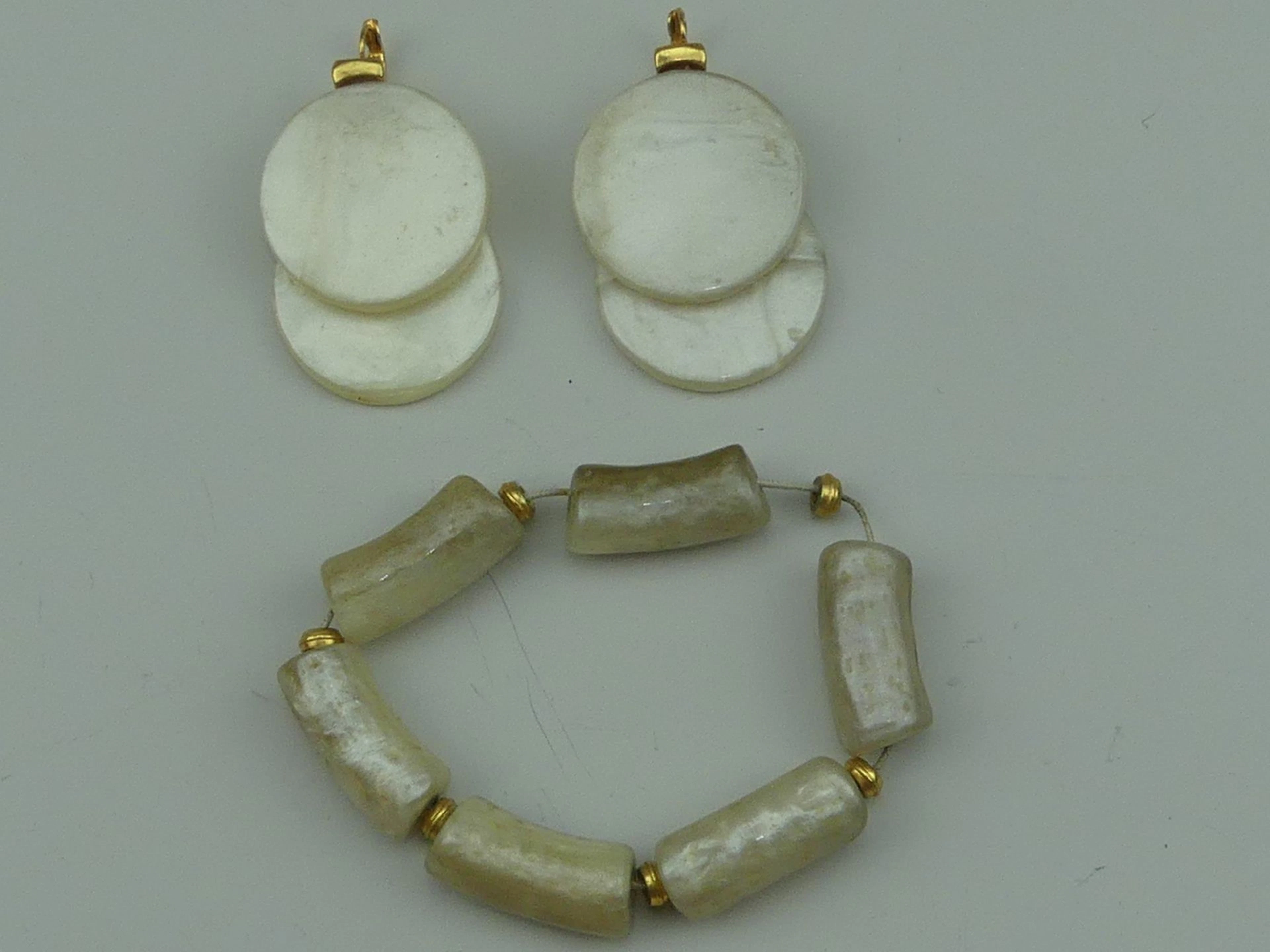 Dominique DENAIVE. Paire de boucles d'oreilles en composite - Lot 416