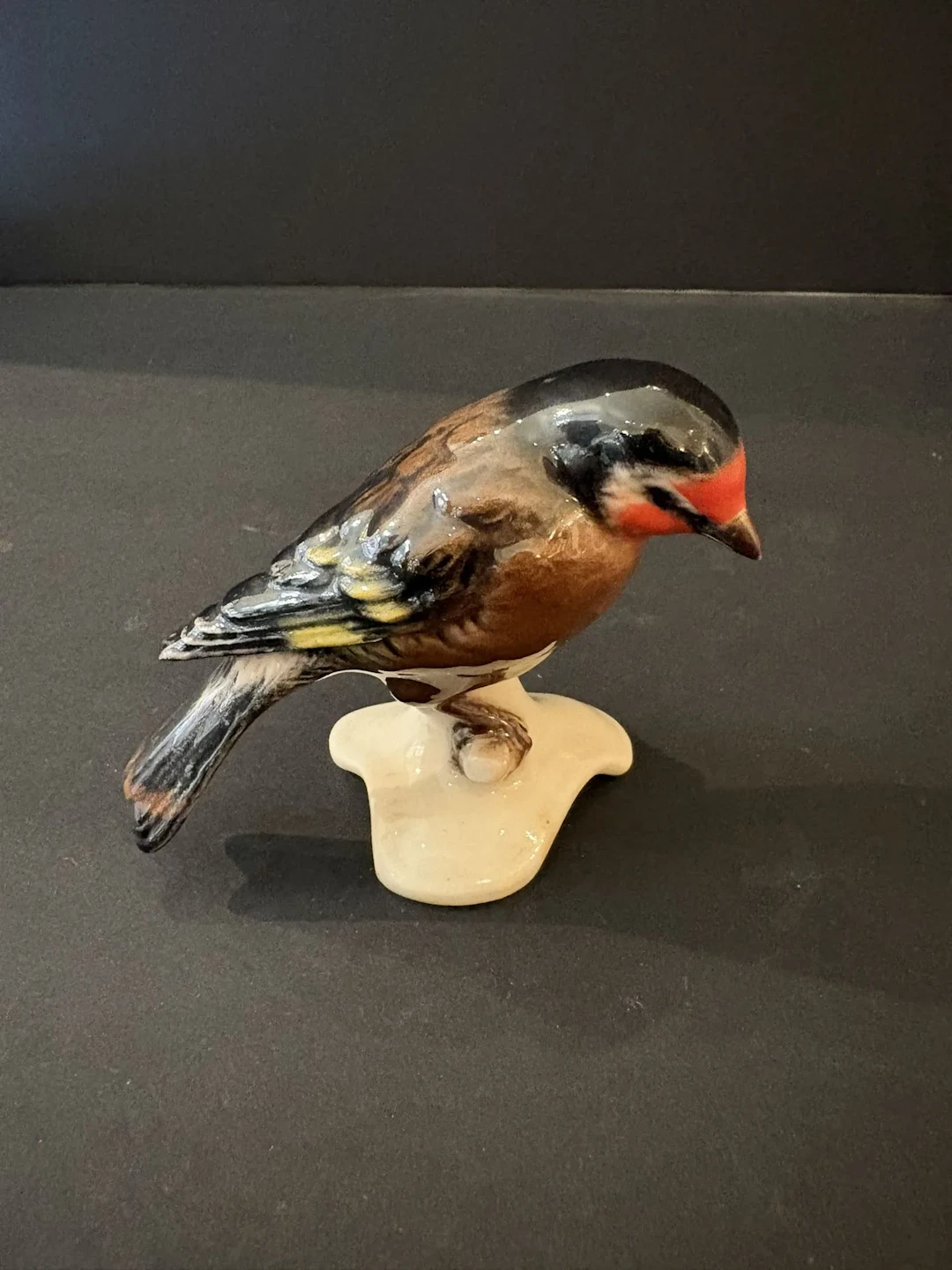 GOEBEL (Allemagne). Chardonneret élégant en porcelaine. - Lot 315