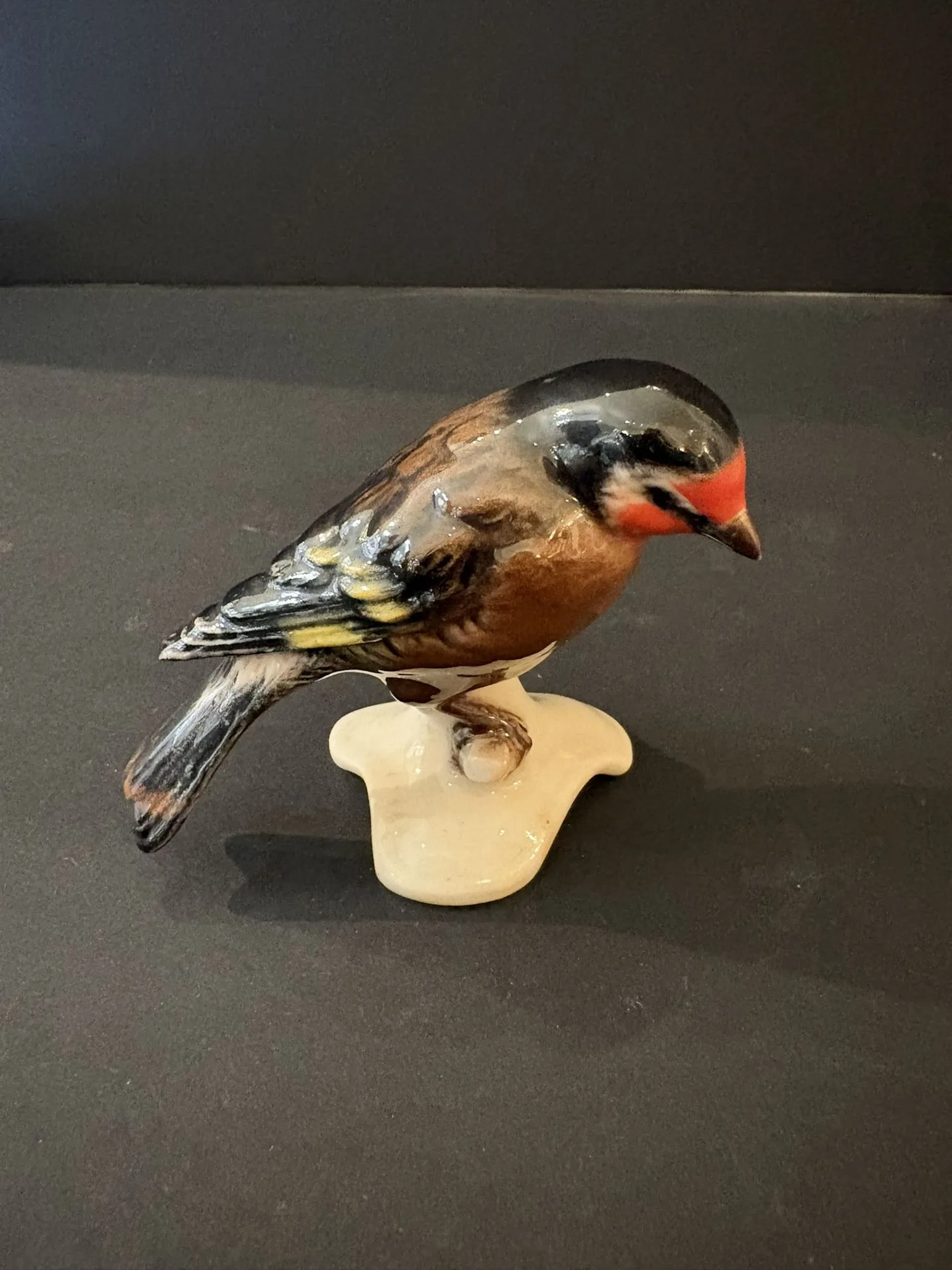GOEBEL (Allemagne). Chardonneret élégant en porcelaine. - Lot 315