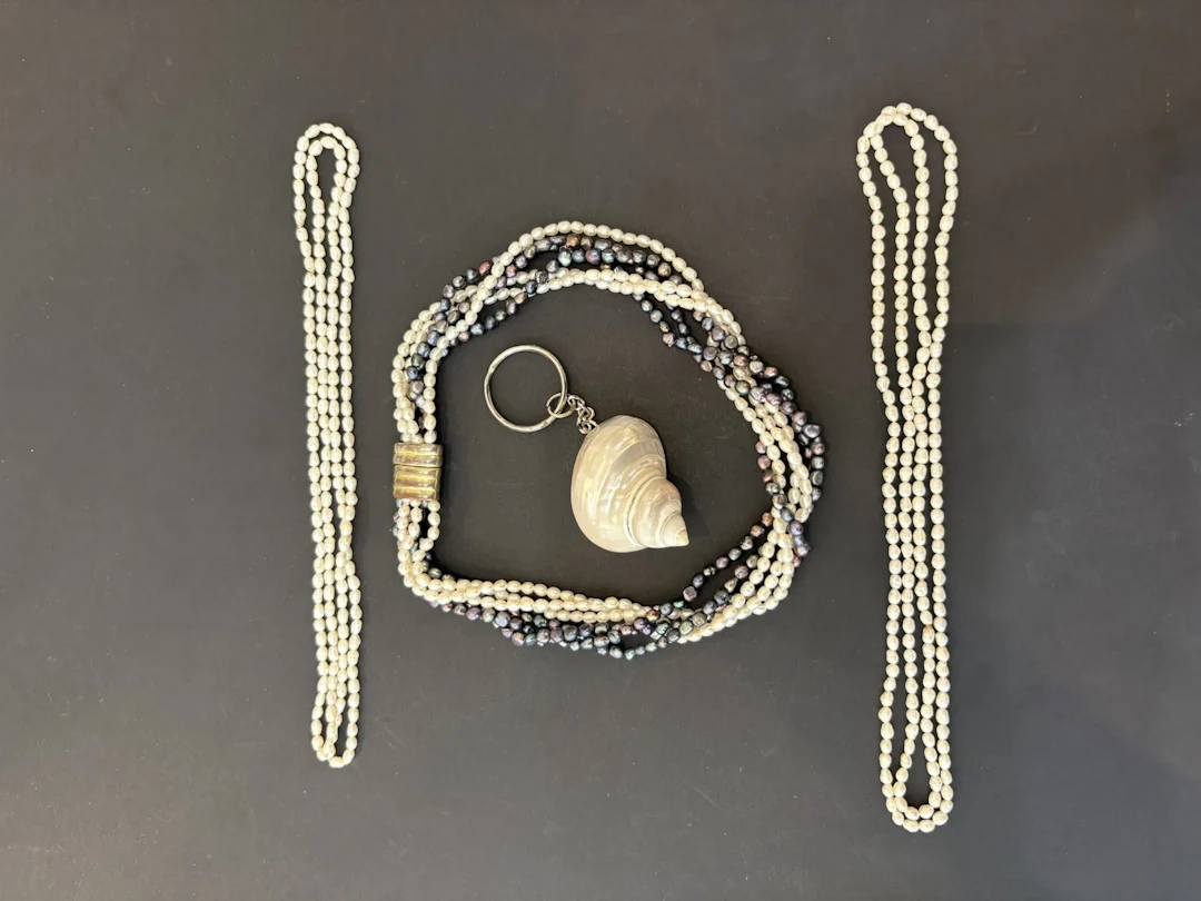 Trois colliers de perles de culture d'eau douce et un porte - Lot 88