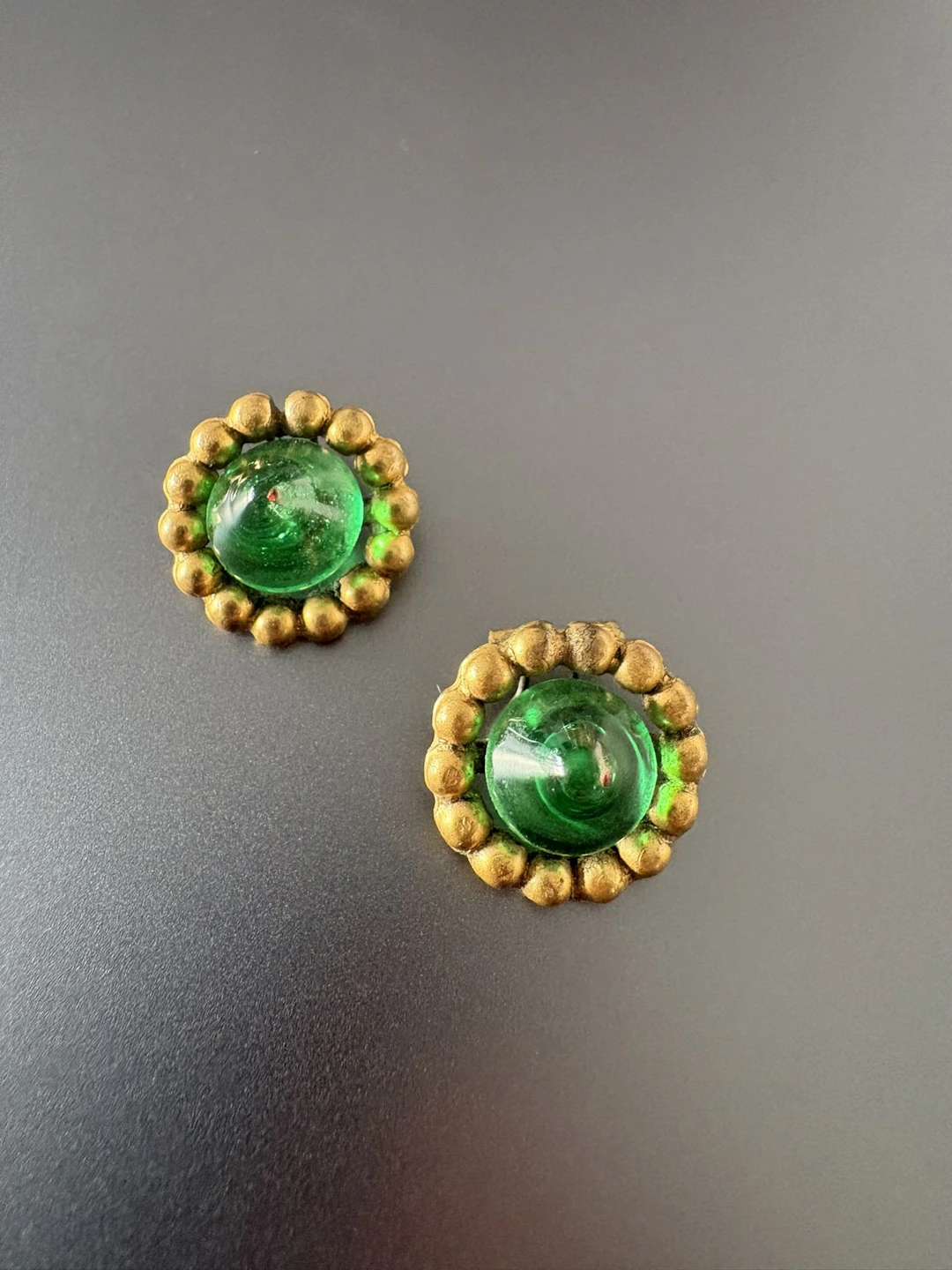 Paire de clips d'oreilles vintage, monture perlée en métal e - Lot 240