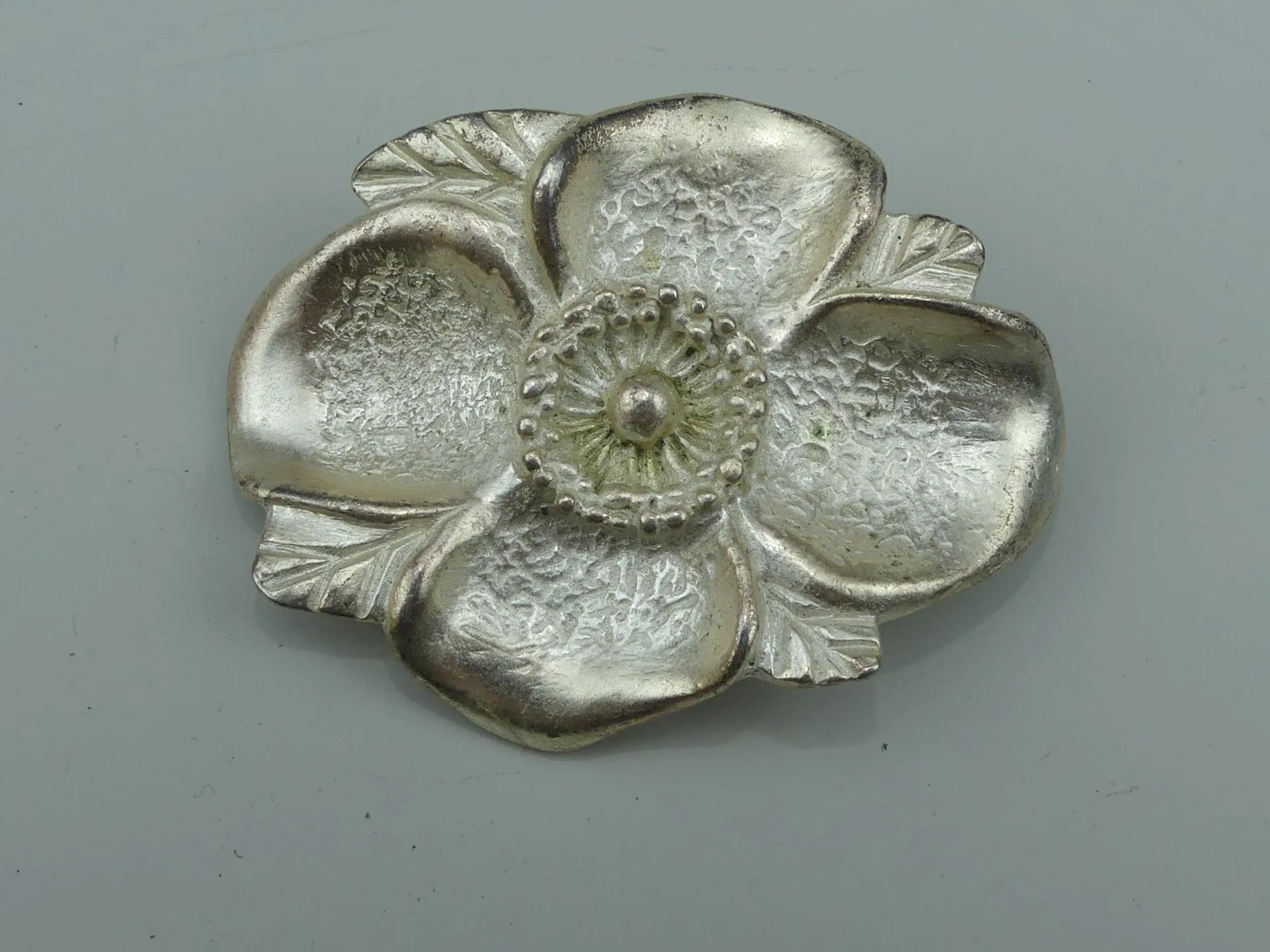KENZO Paris. Broche fleur en métal argenté. Signée - Lot 453