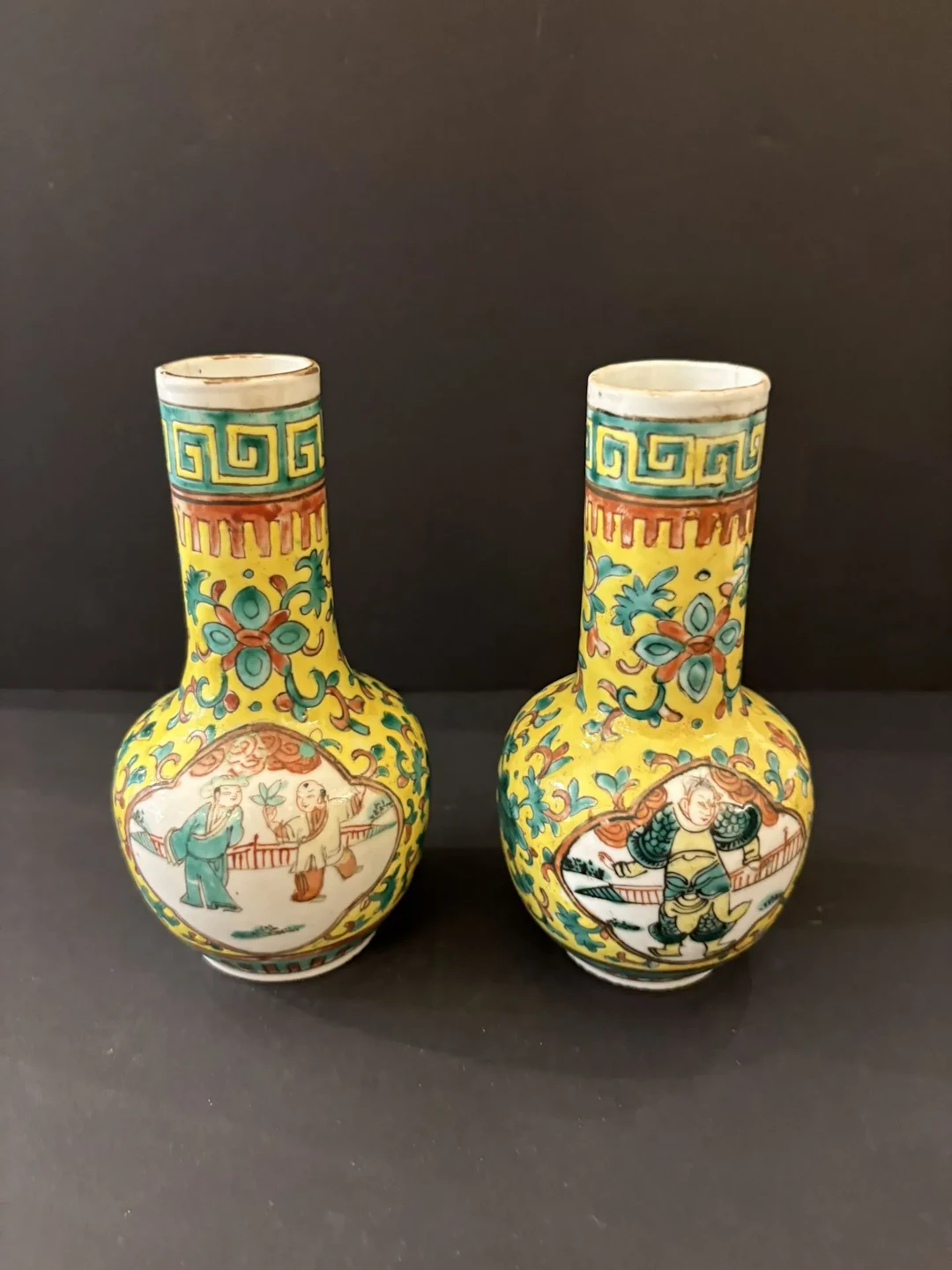 Chine. Paire de petits vases anciens en émail peint sur fond - Lot 302