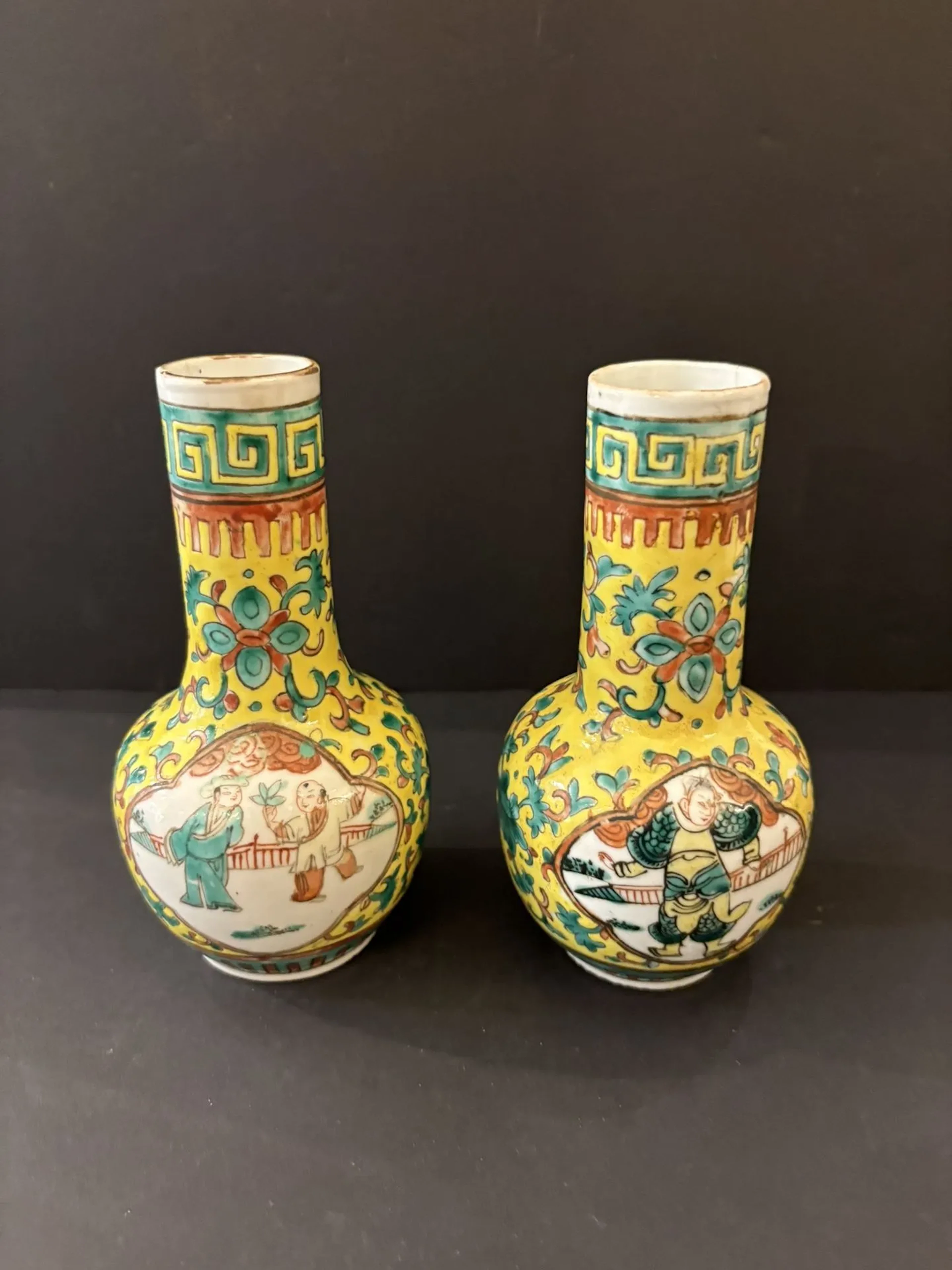 Chine. Paire de petits vases anciens en émail peint sur fond - Lot 302