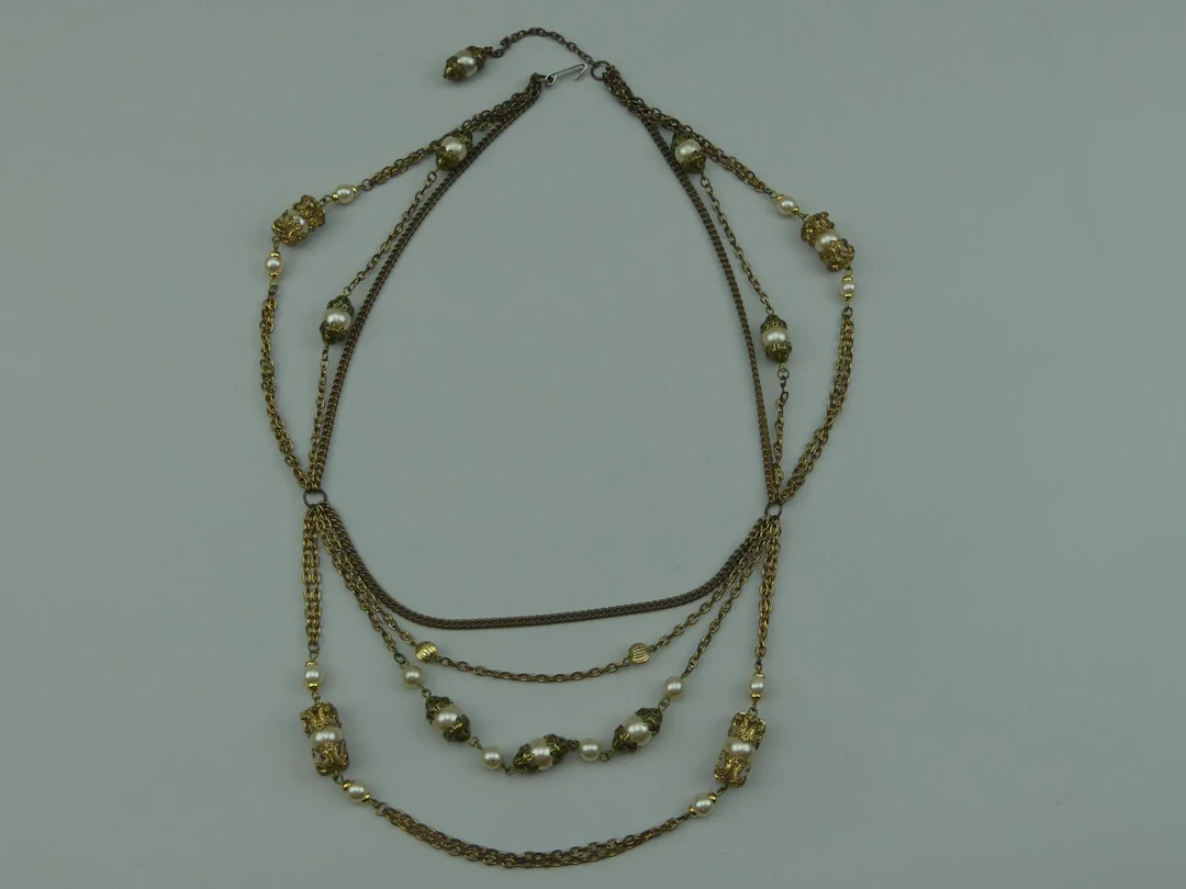 CHANEL (dans le goût de). Sautoir en métal doré ornée de per - Lot 447