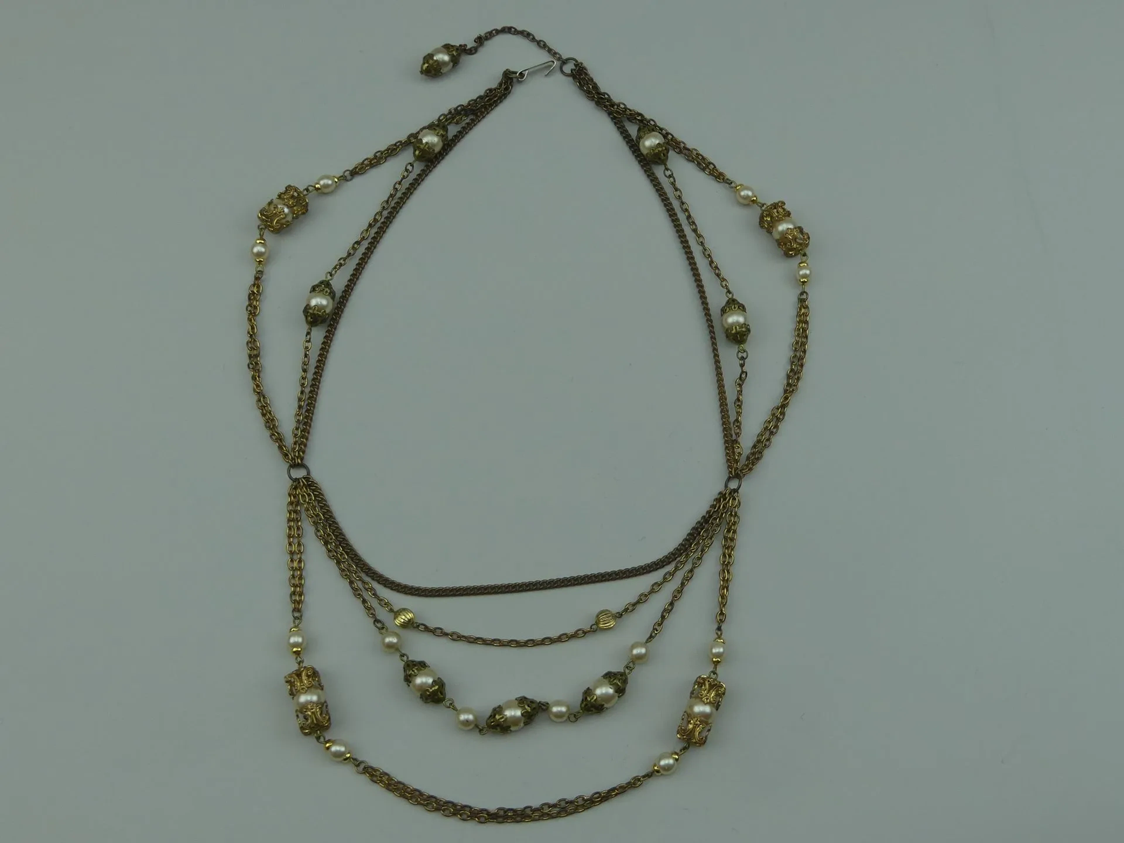 CHANEL (dans le goût de). Sautoir en métal doré ornée de per - Lot 447