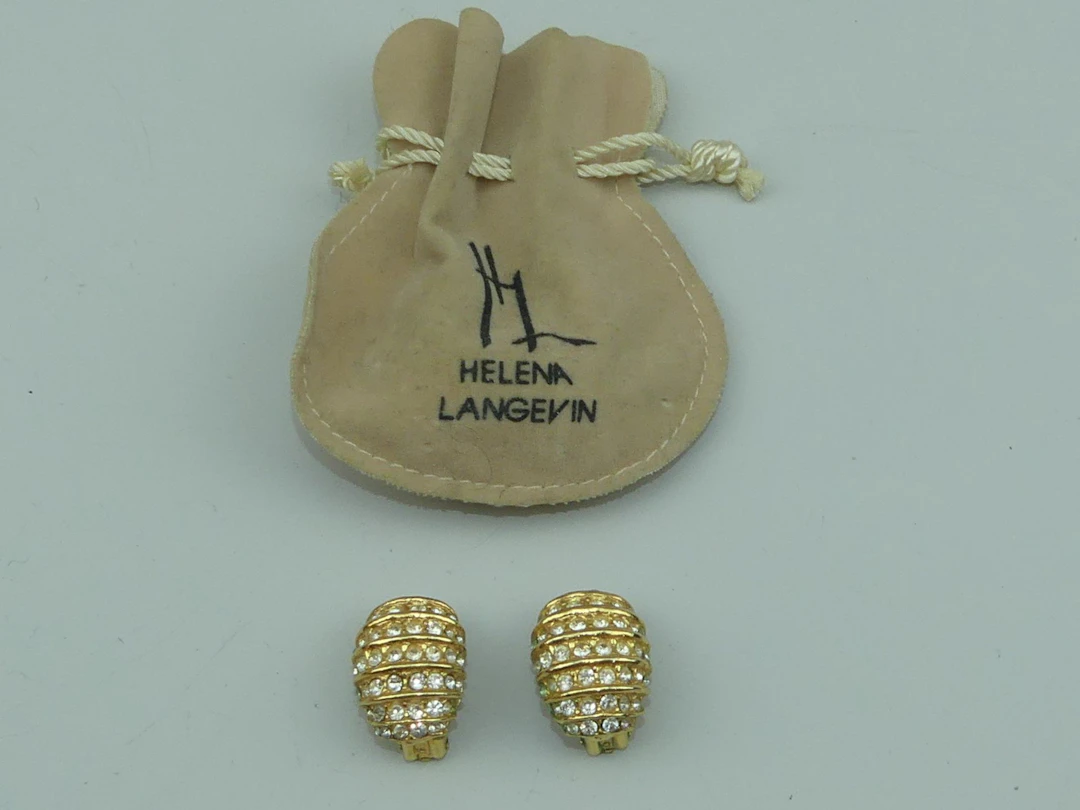 Helena LANGEVIN. Paire de boucles d'oreilles en métal doré o - Lot 393