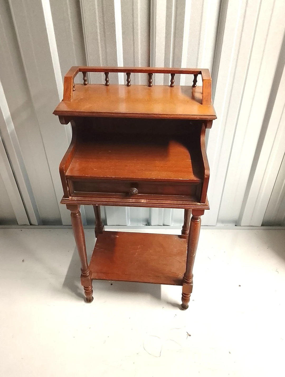 Vers 1950. Bureau secrétaire à un tiroir, écritoire, étagère - Lot 282