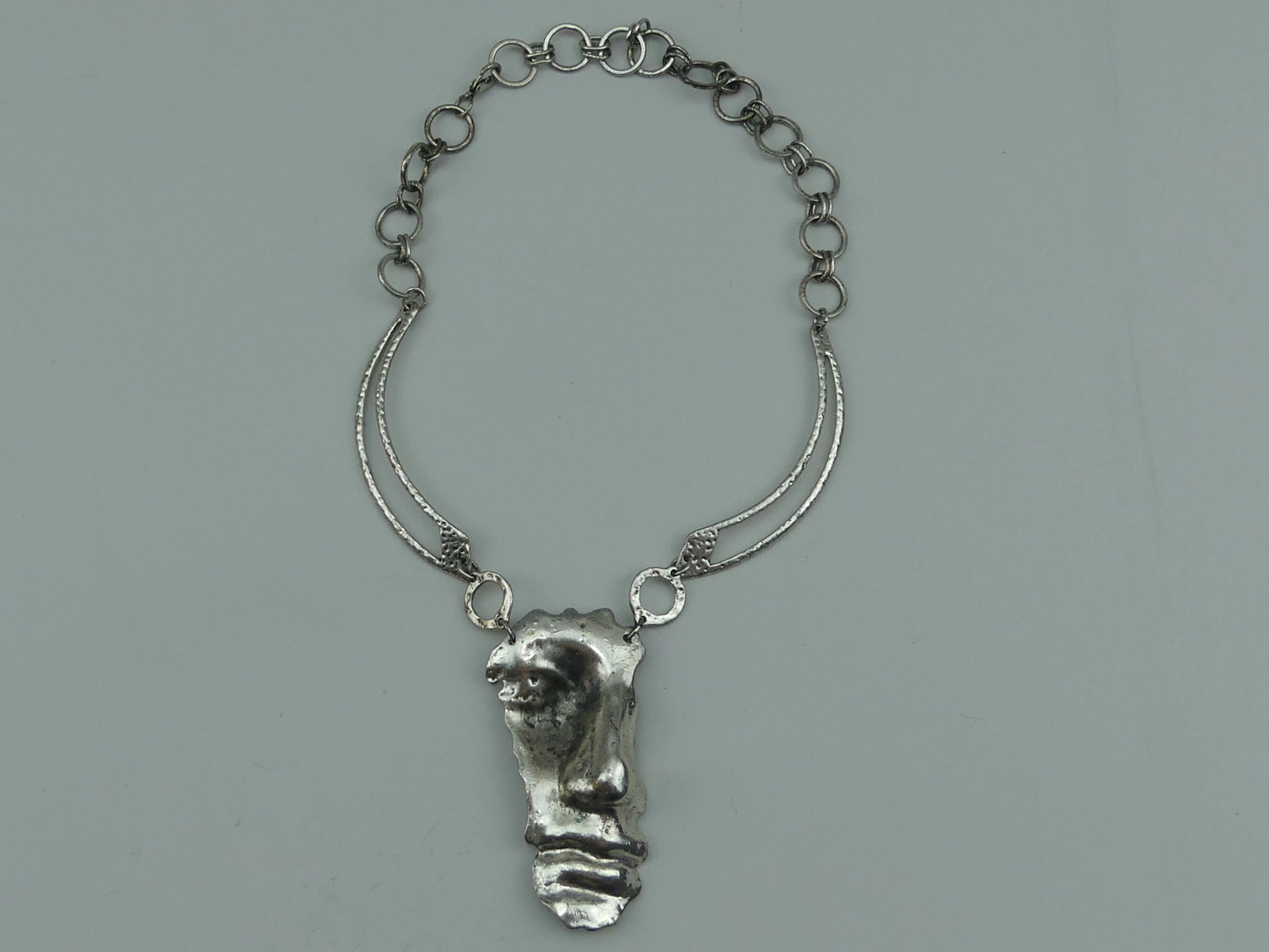 SURREALISME. Collier de créateur d'inspiration surréaliste o - Lot 461