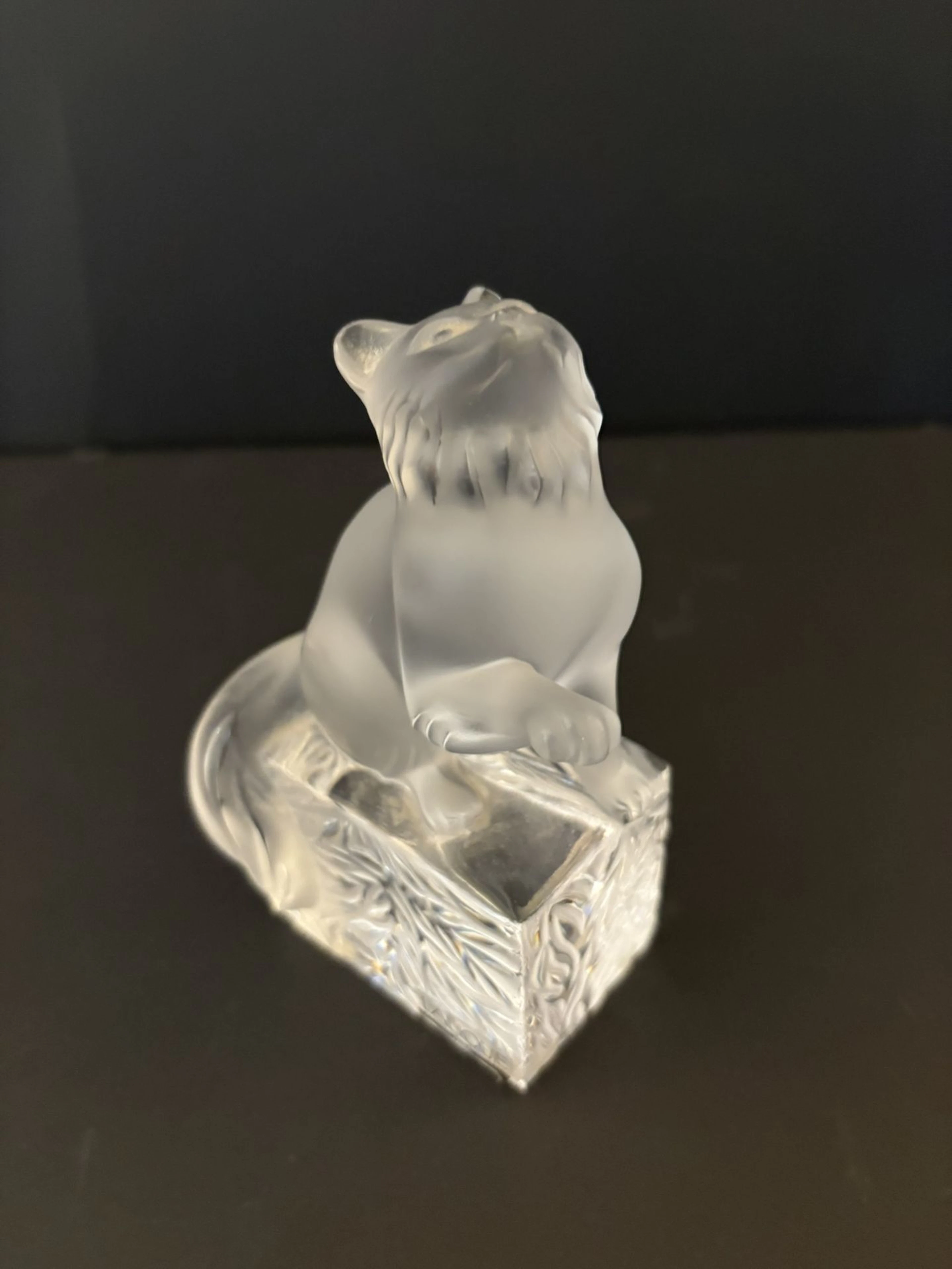LALIQUE. Chat à la patte levée modèle "Doucette". Hauteur : - Lot 272