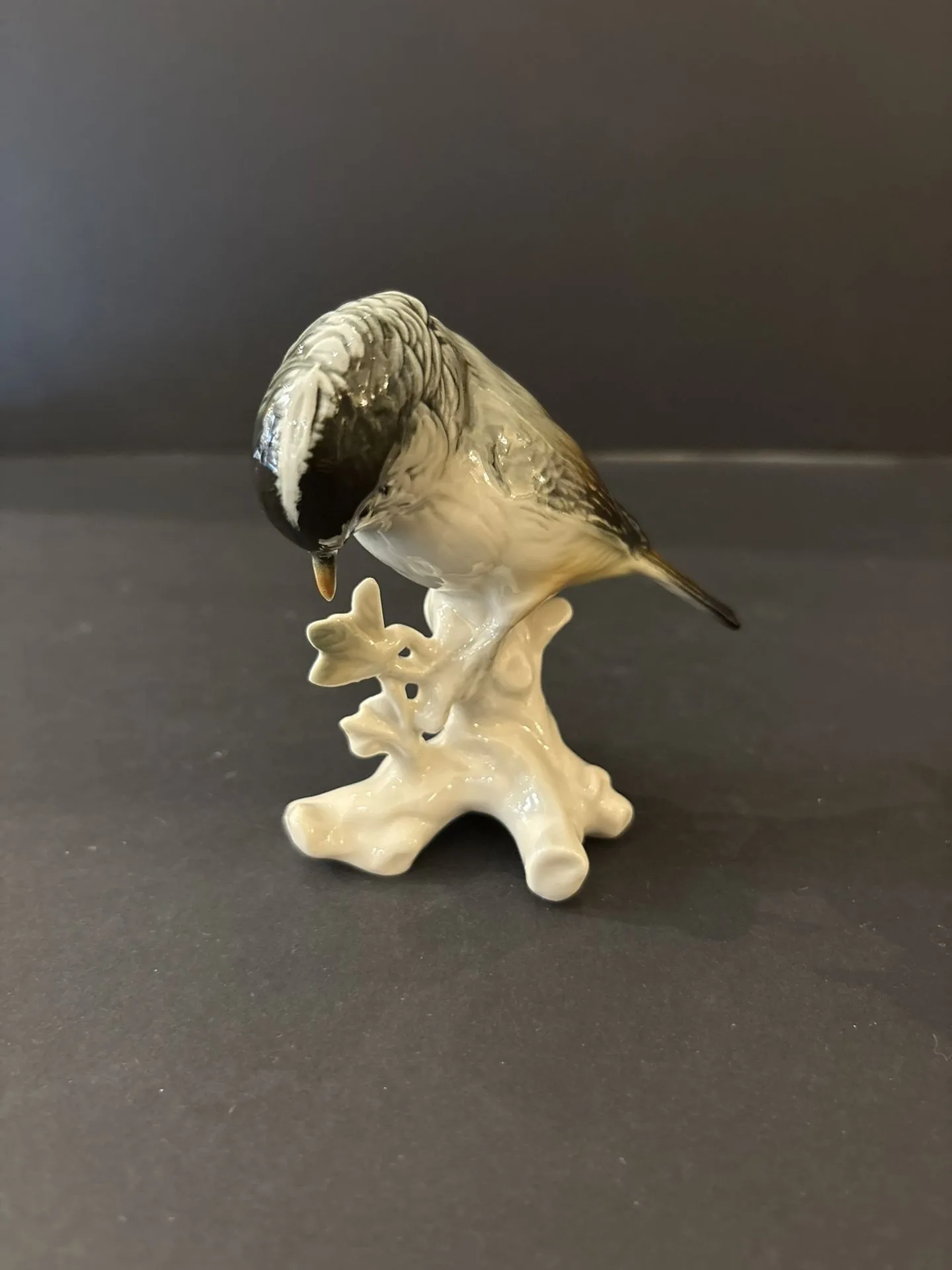 KARL ENS (Allemagne) : Mésange en porcelaine polychrome; - Lot 319