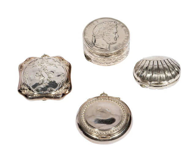 Ensemble de quatre boites à pilules en argent à décor de car - Lot 211