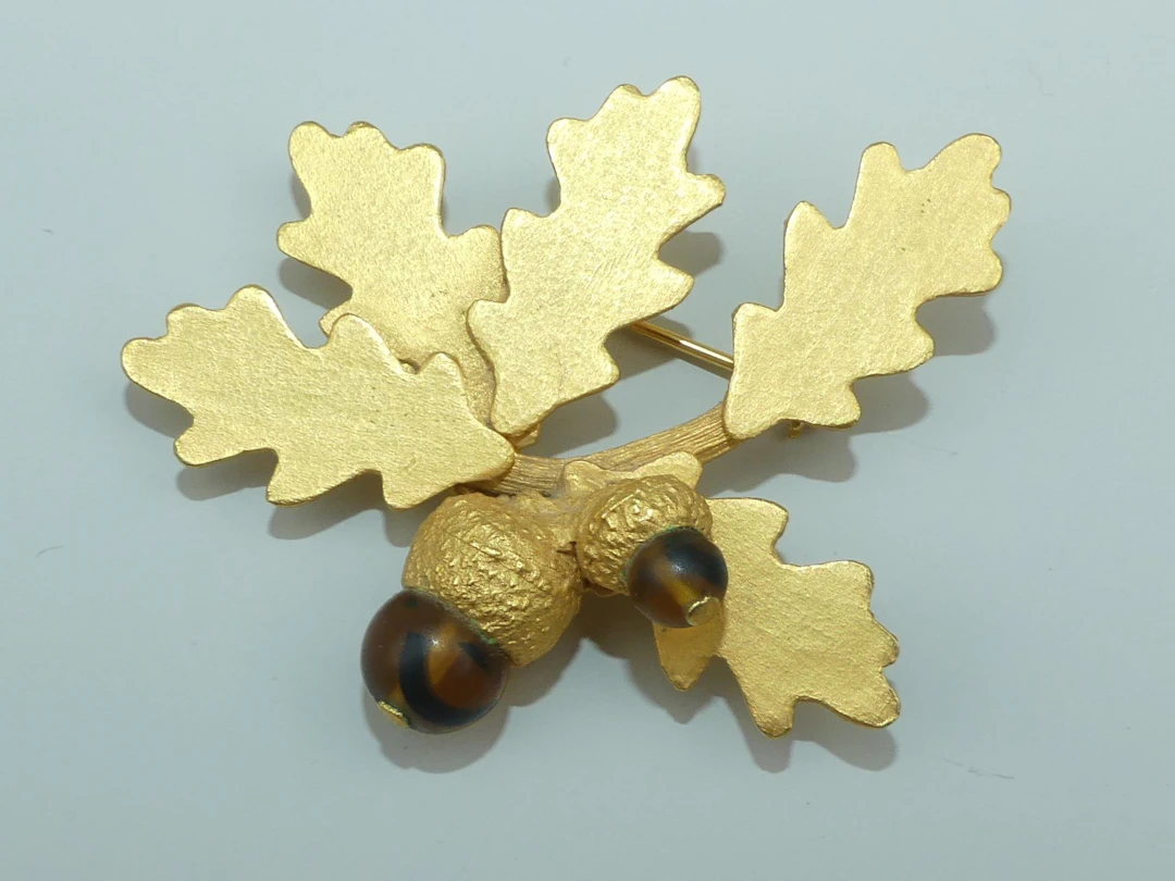 Didier THIEBAUD Paris. Broche feuille de chêne avec glands, - Lot 425