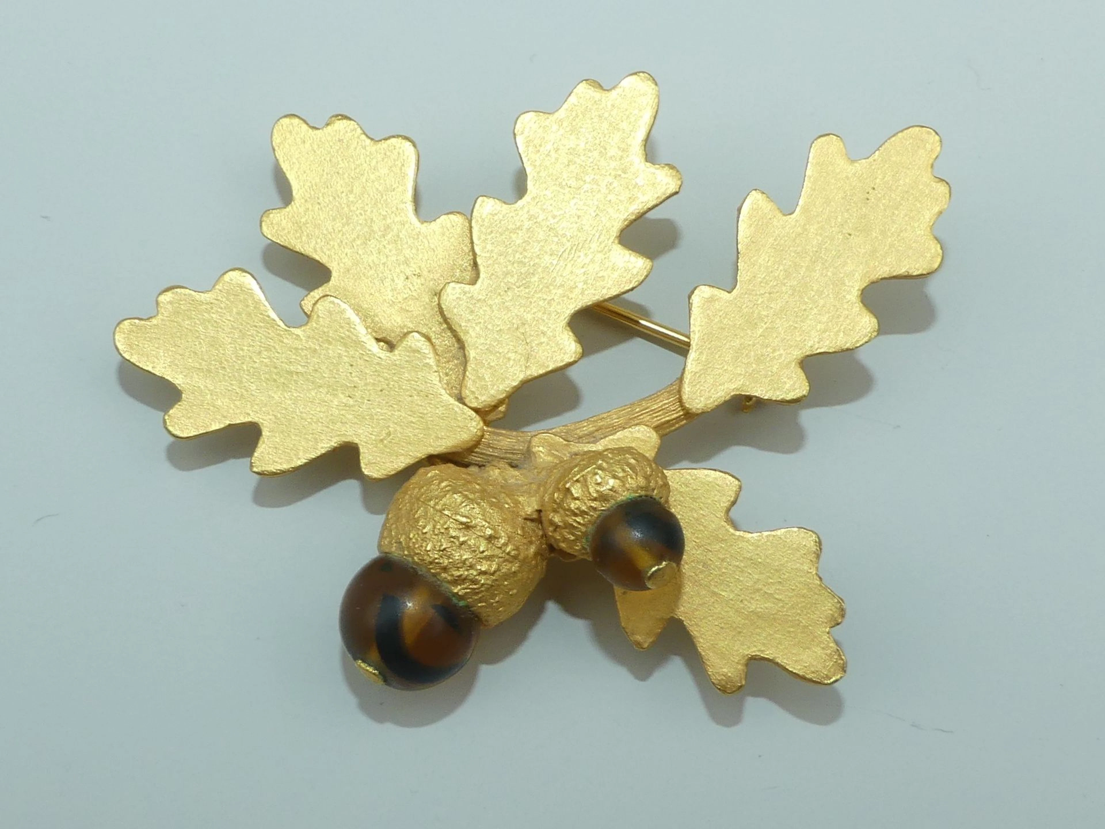 Didier THIEBAUD Paris. Broche feuille de chêne avec glands, - Lot 425