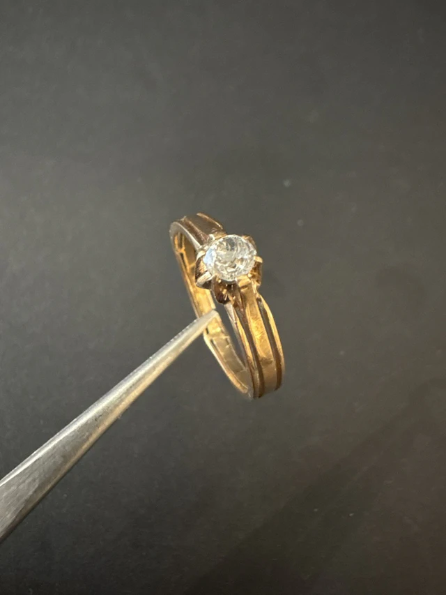 XIXe siècle. Bague solitaire en or 750°/°°, monture ajourée - Lot 24