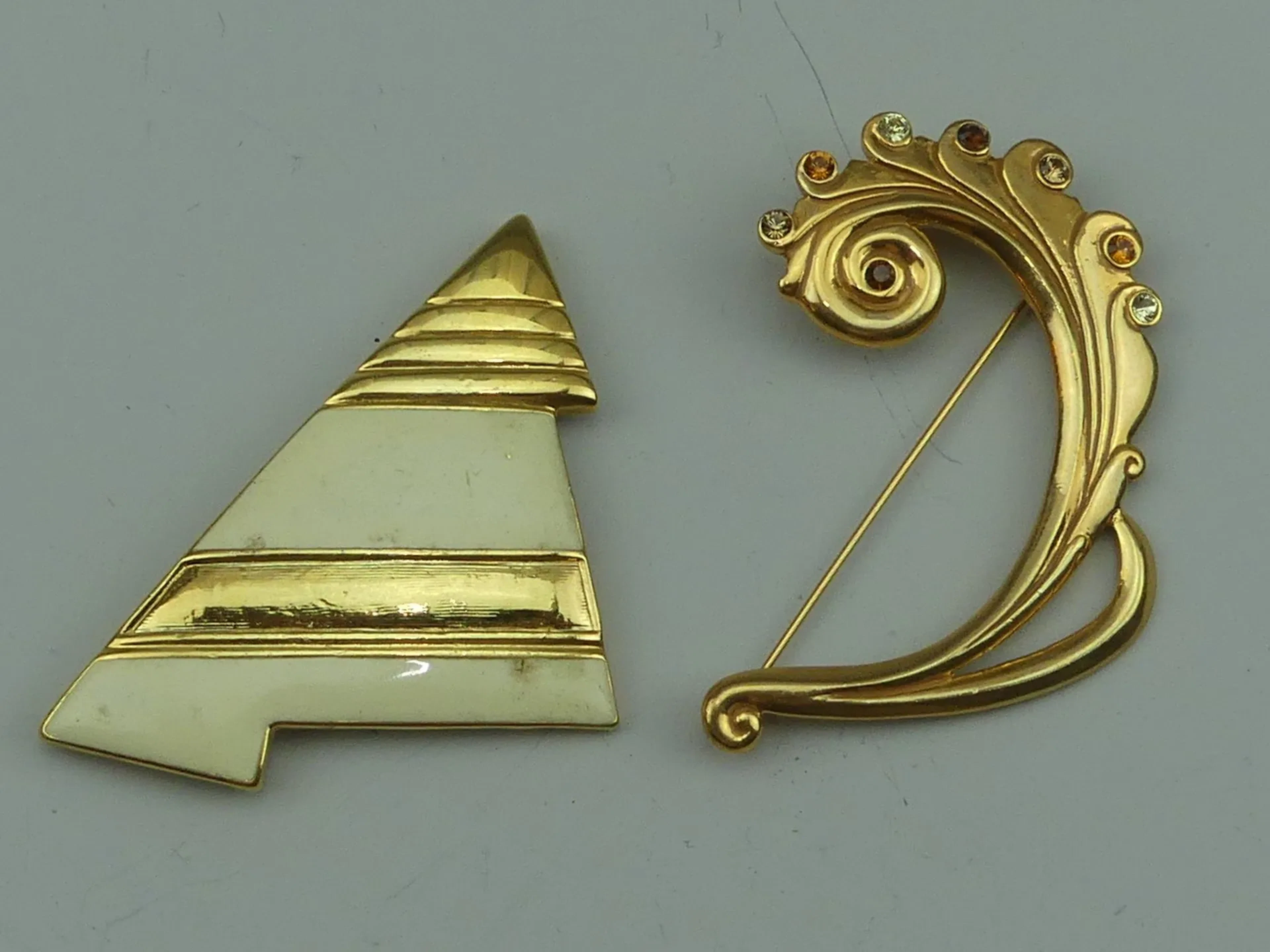 LANVIN. 2 broches en métal doré, l'une de forme géométrique - Lot 400