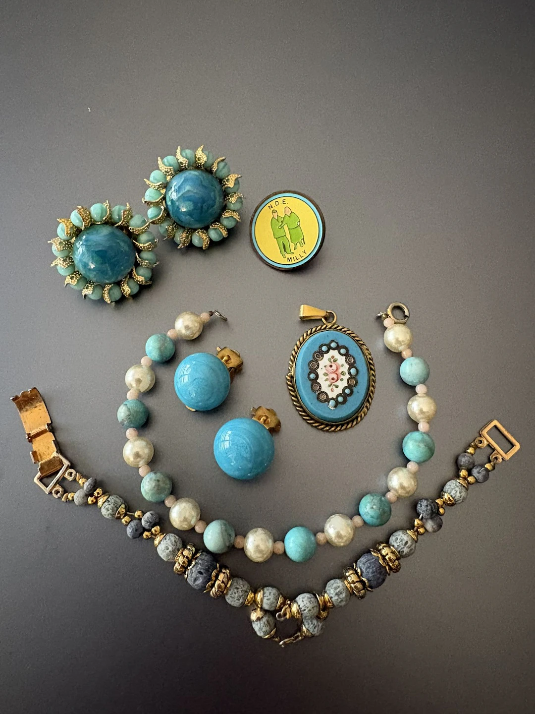 Lot bijoux fantaisie en métal, verre et divers, dont deux pa - Lot 257