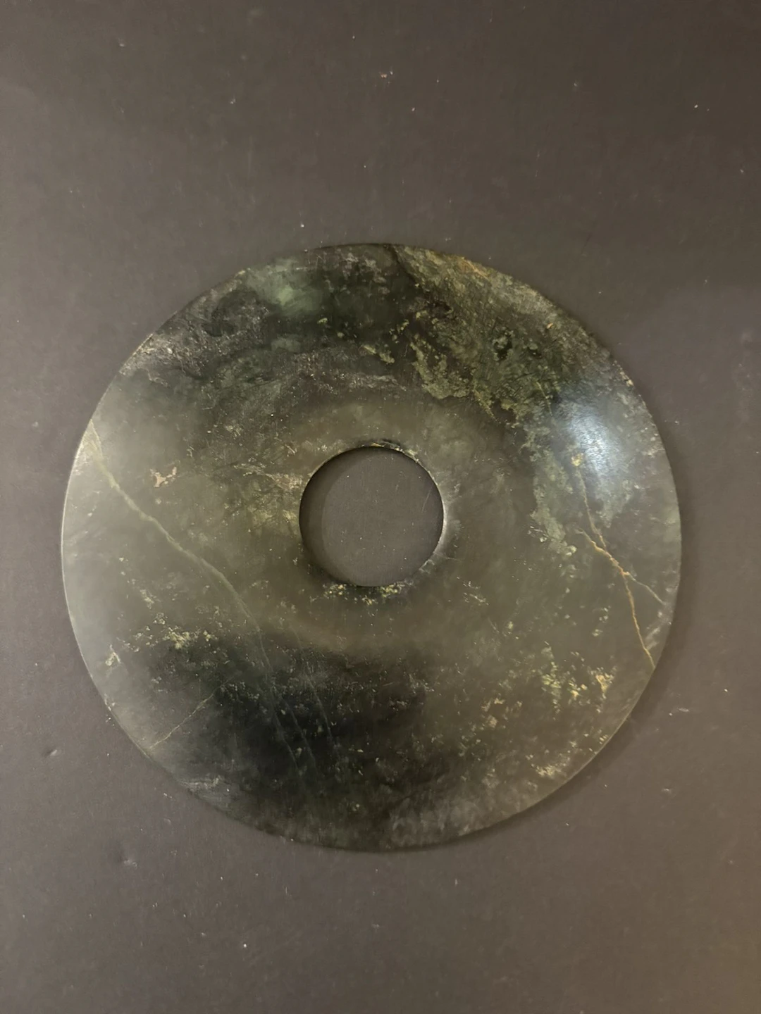 Disque Bi en jade néphrite vert olive foncé. Diamètre: 14 cm - Lot 304