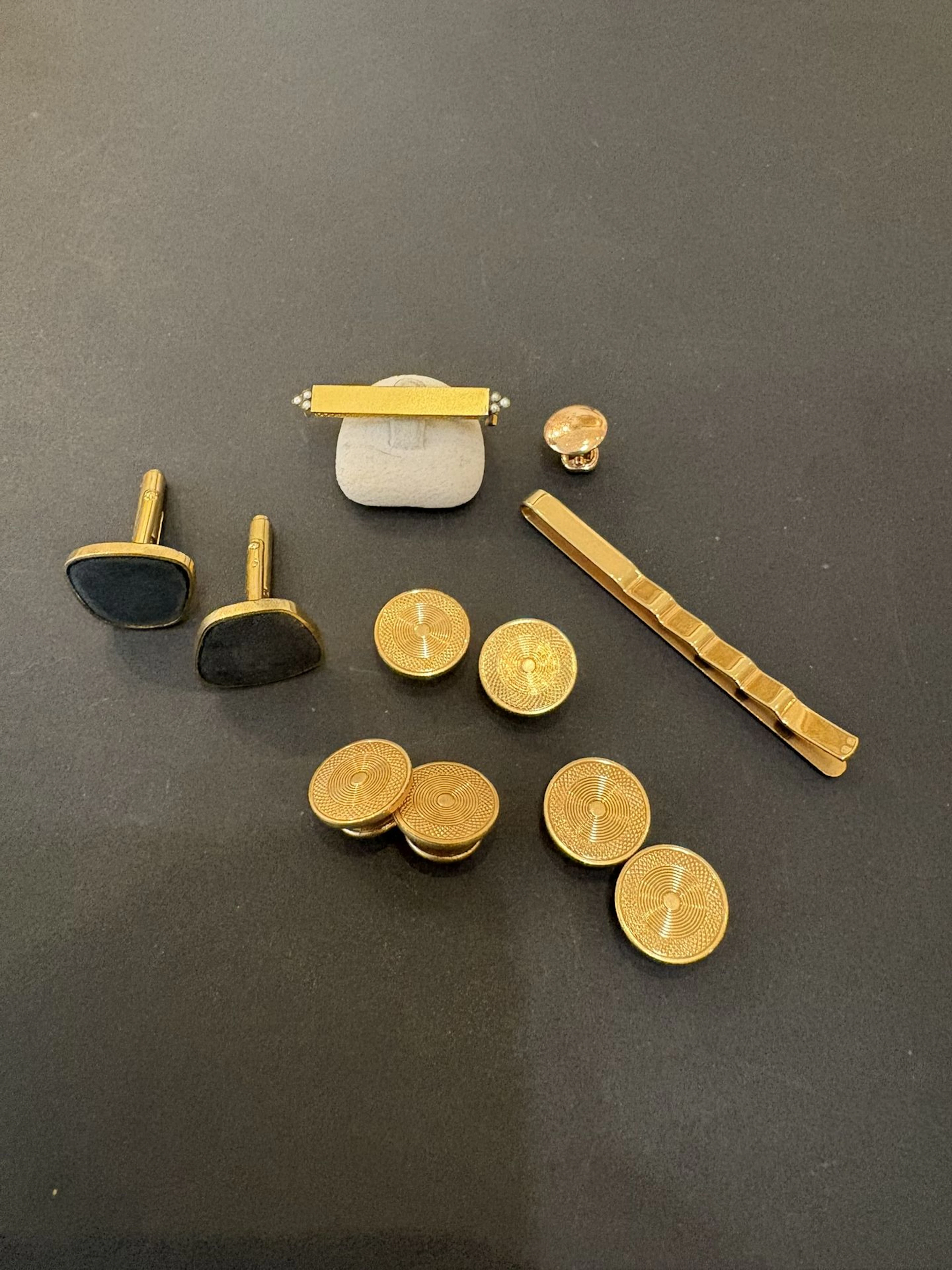 Lot de boutons de manchettes, broche et divers en plaqué or - Lot 92