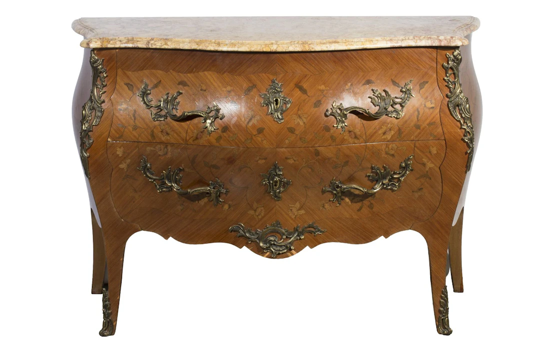 Commode sauteuse de forme galbée en bois de placage et marqu - Lot 348