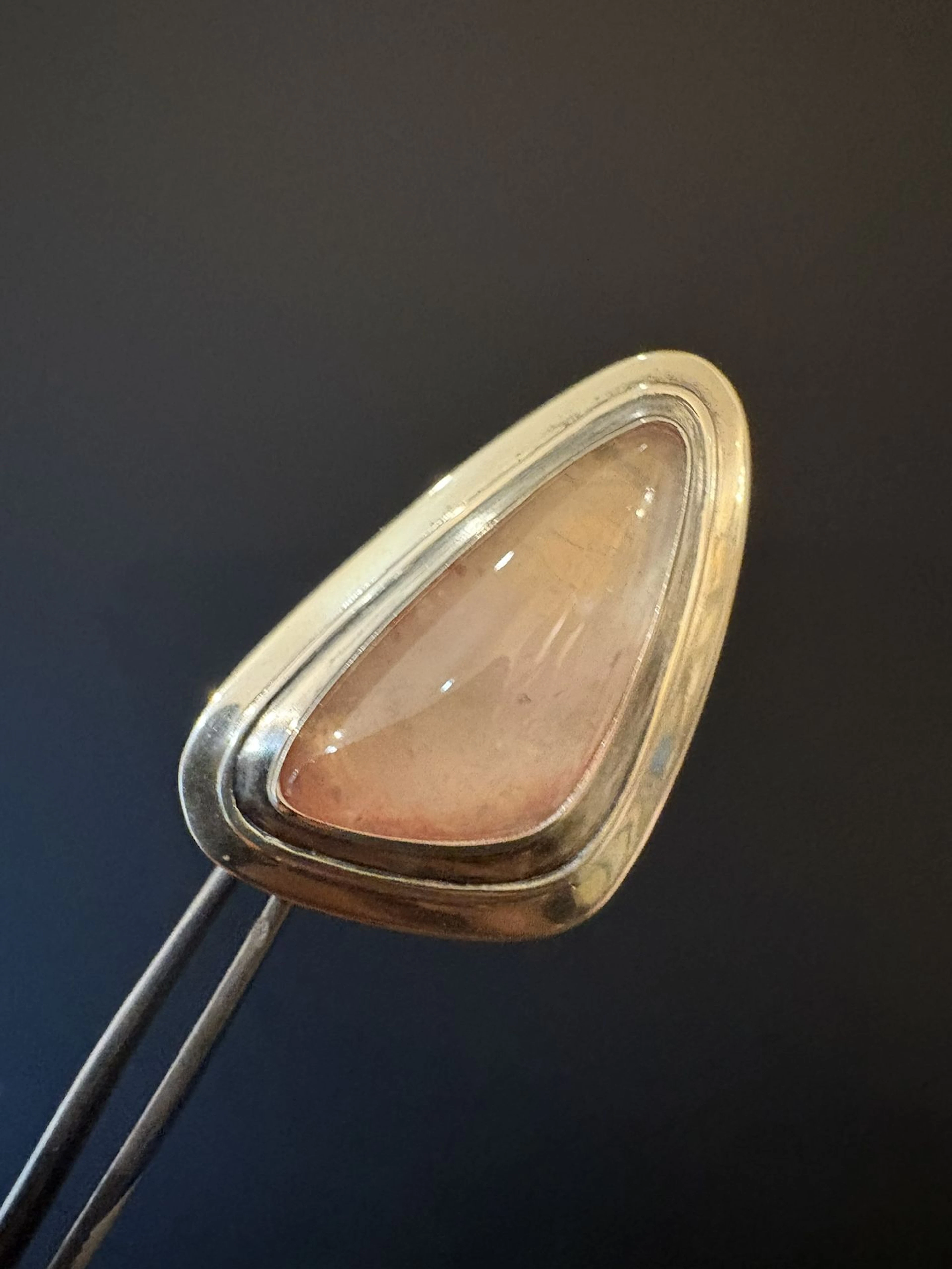 Broche en argent 800°/°° et quartz rose. Dimensions : 4,5 x - Lot 225