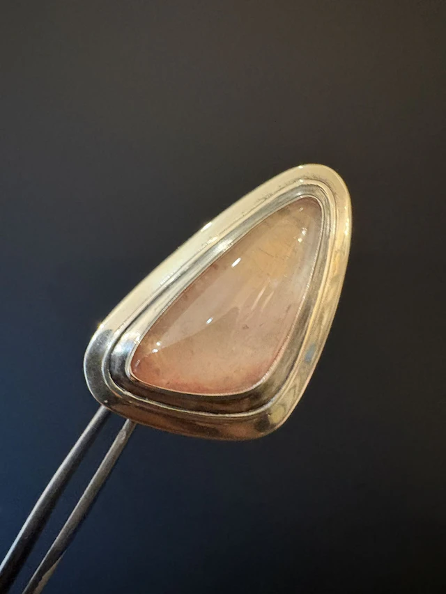 Broche en argent 800°/°° et quartz rose. Dimensions : 4,5 x - Lot 225