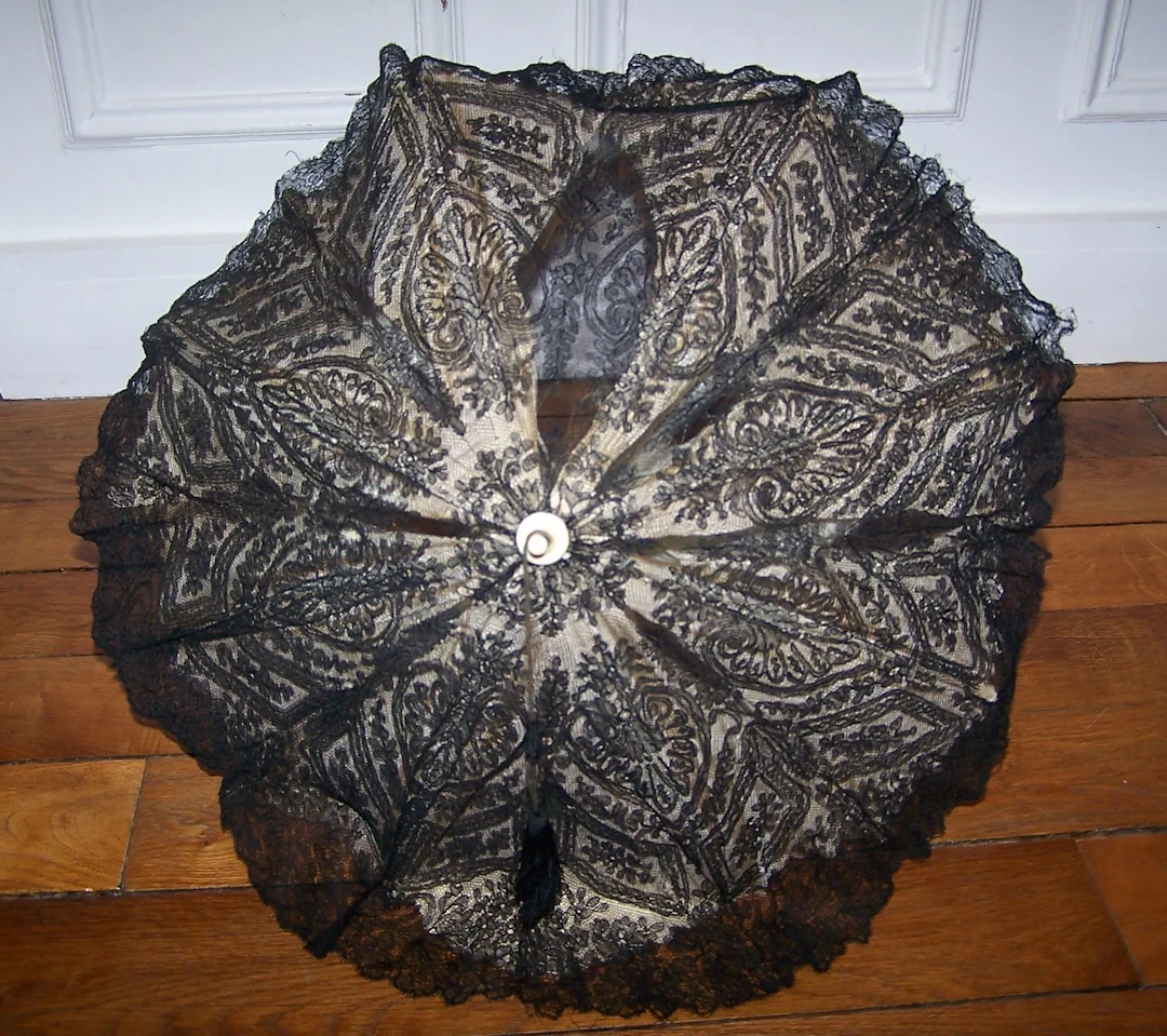 Ombrelle marquise, manche pliable en os sculpté, pommeau bou - Lot 495
