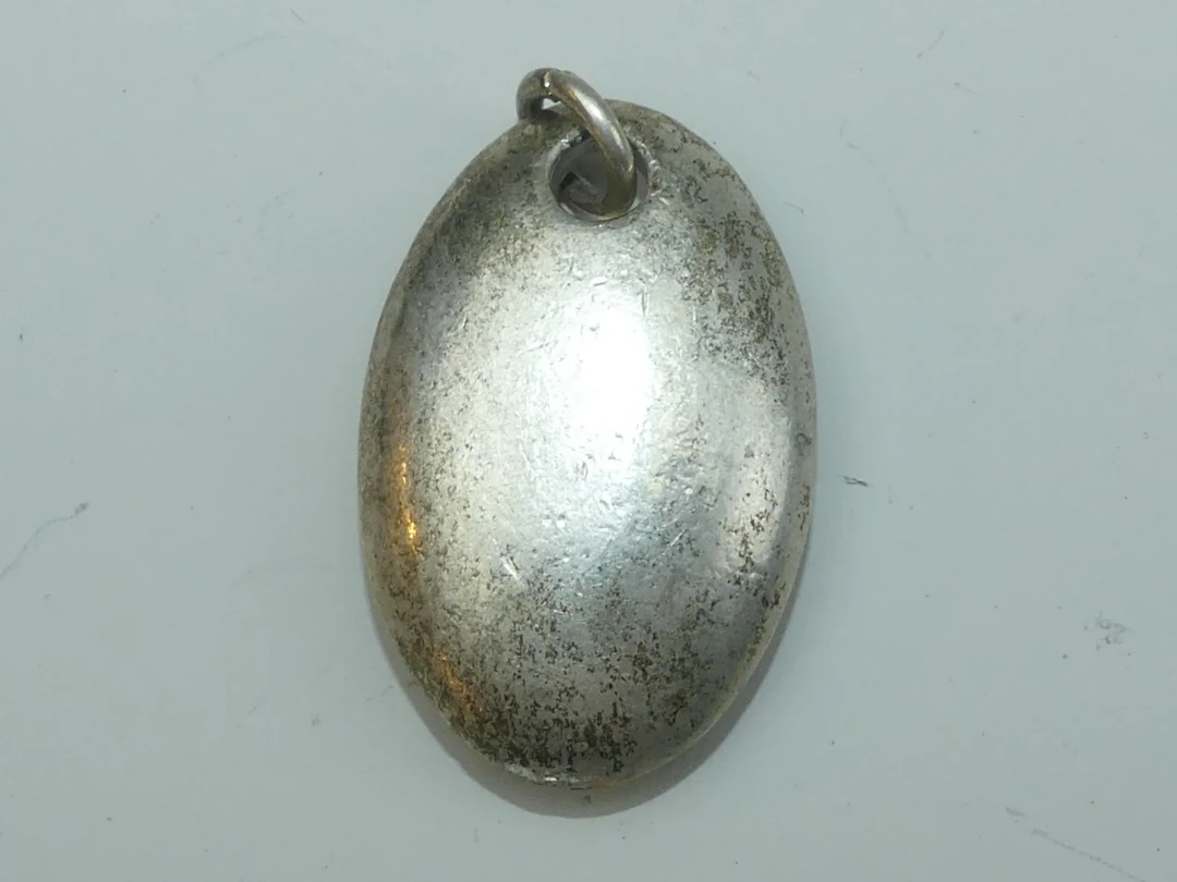 Marc LABAT. Pendentif ovale en bronze argenté. Signé - Lot 465