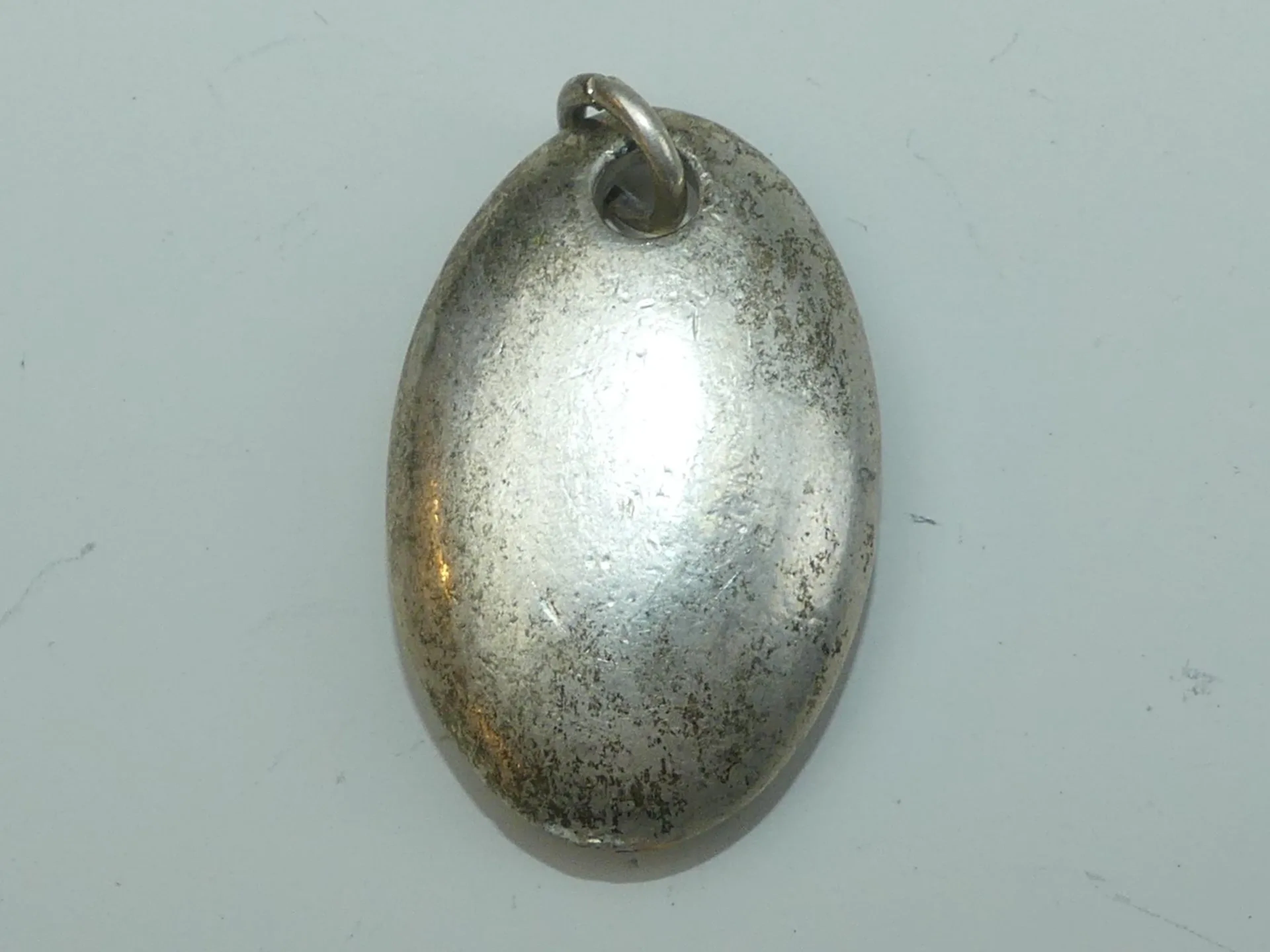 Marc LABAT. Pendentif ovale en bronze argenté. Signé - Lot 465