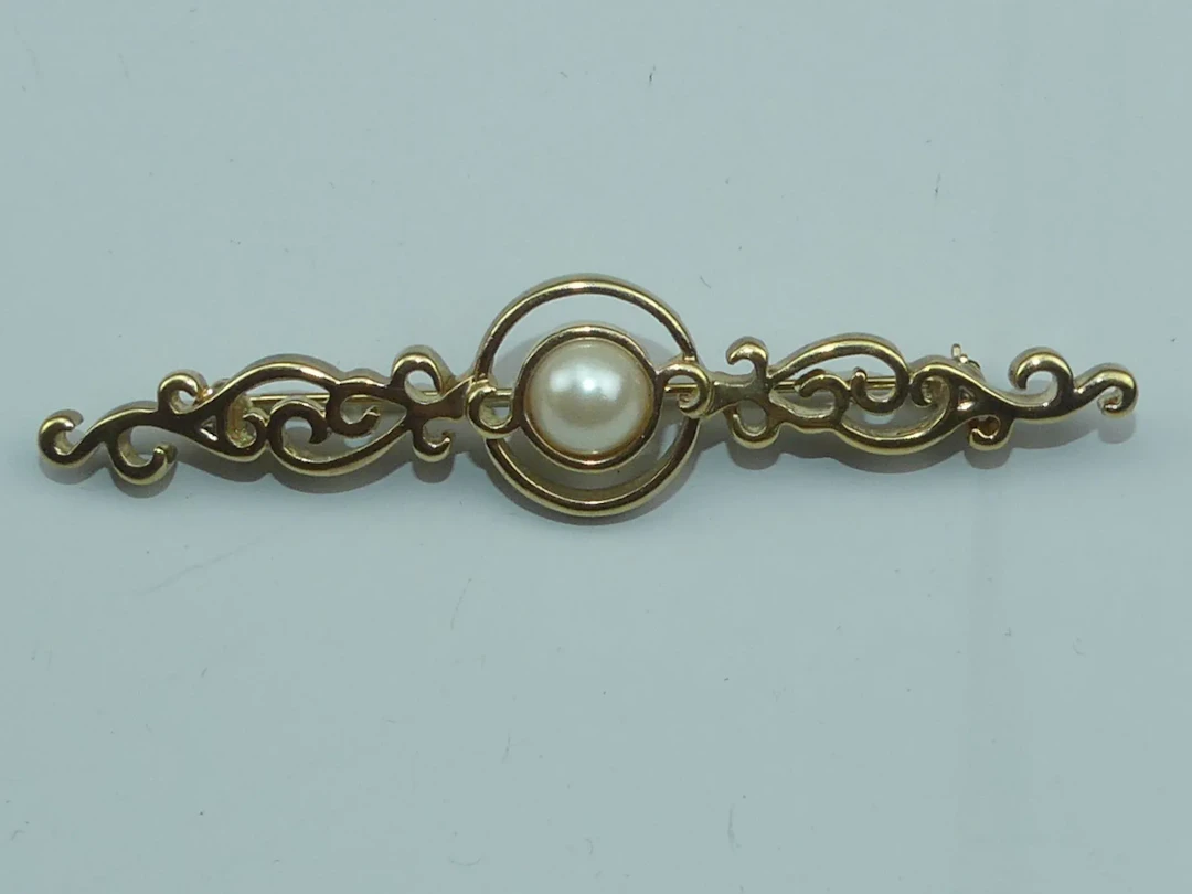 MONET. Broche en métal doré ornée d'une perle fantaisie - Lot 401