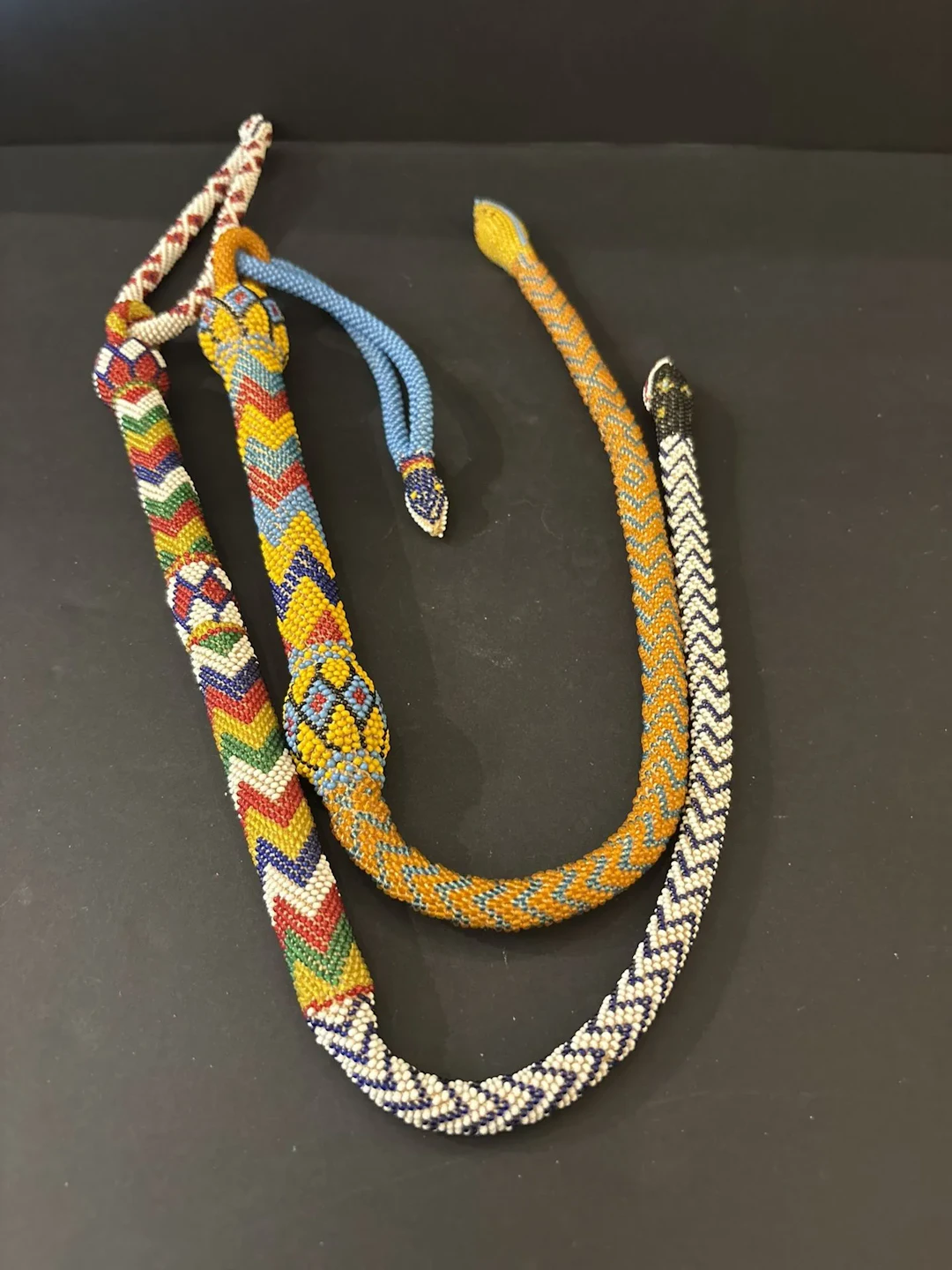 Deux chasse-mouches ou fouets « serpent» en perles de verre - Lot 176