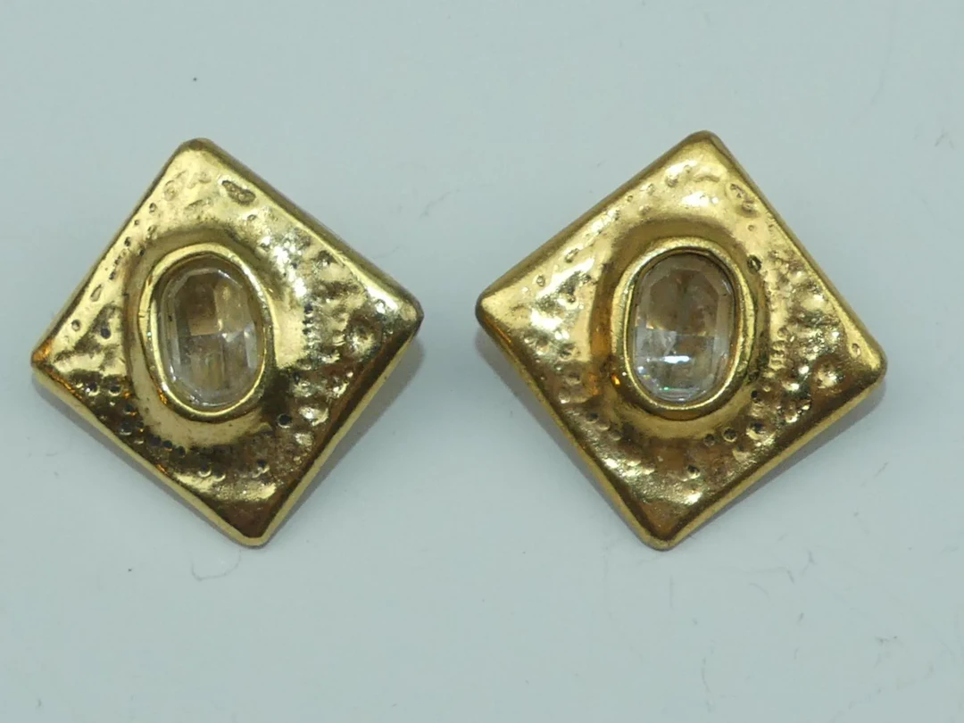 FACTORY. Paire de boucles d'oreilles en métal doré à effet g - Lot 437