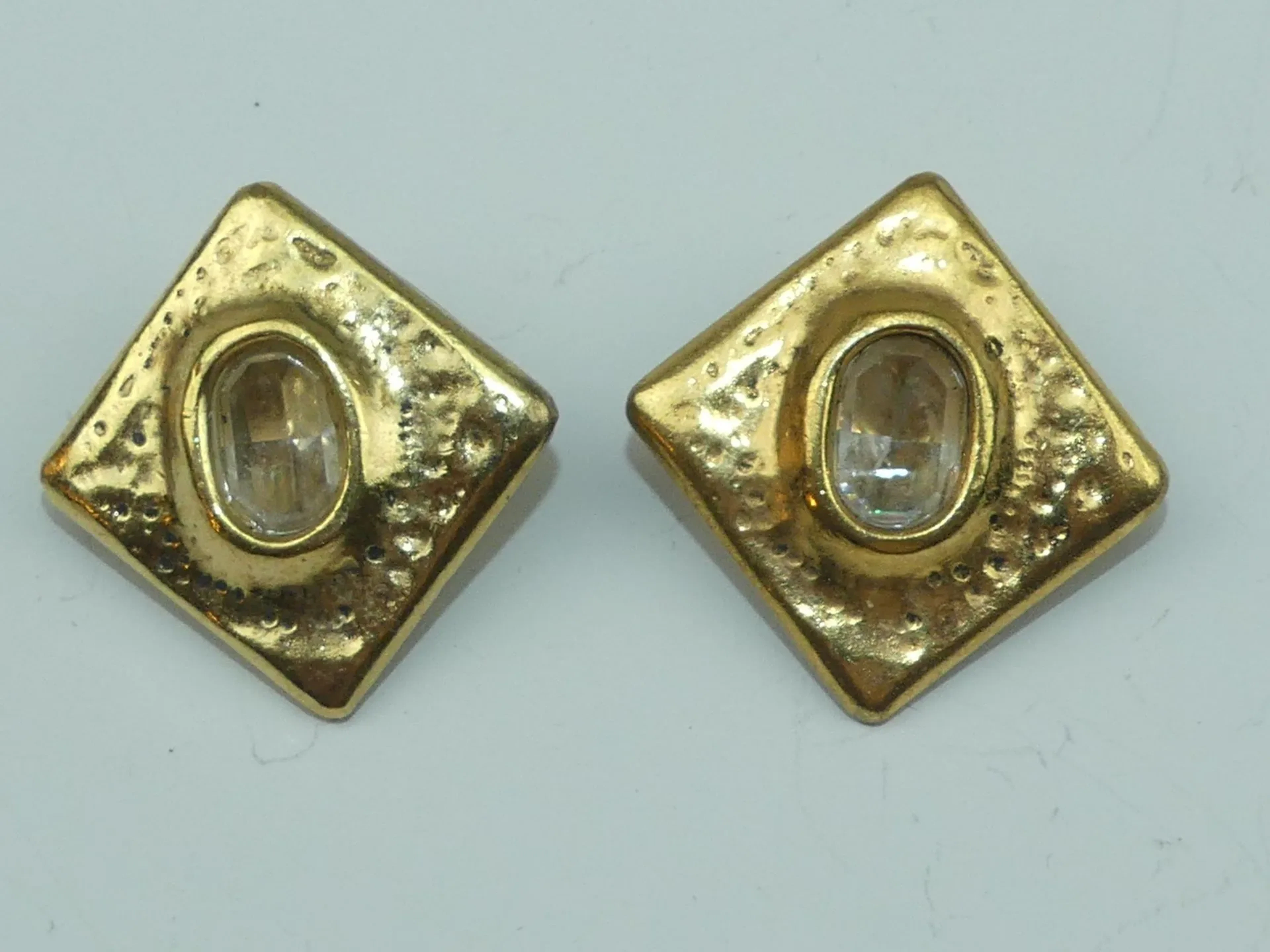 FACTORY. Paire de boucles d'oreilles en métal doré à effet g - Lot 437