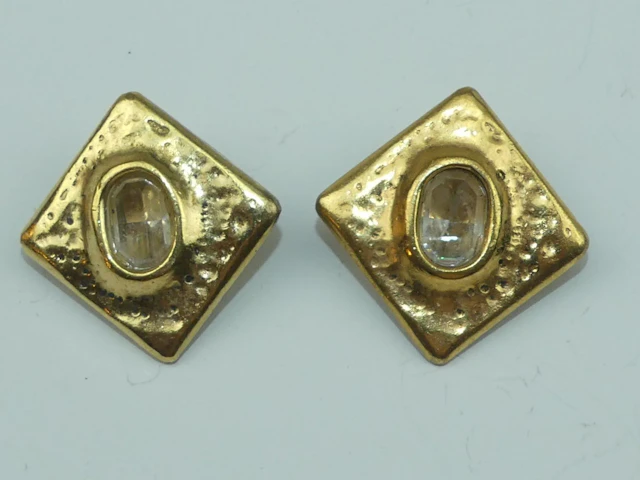 FACTORY. Paire de boucles d'oreilles en métal doré à effet g - Lot 437