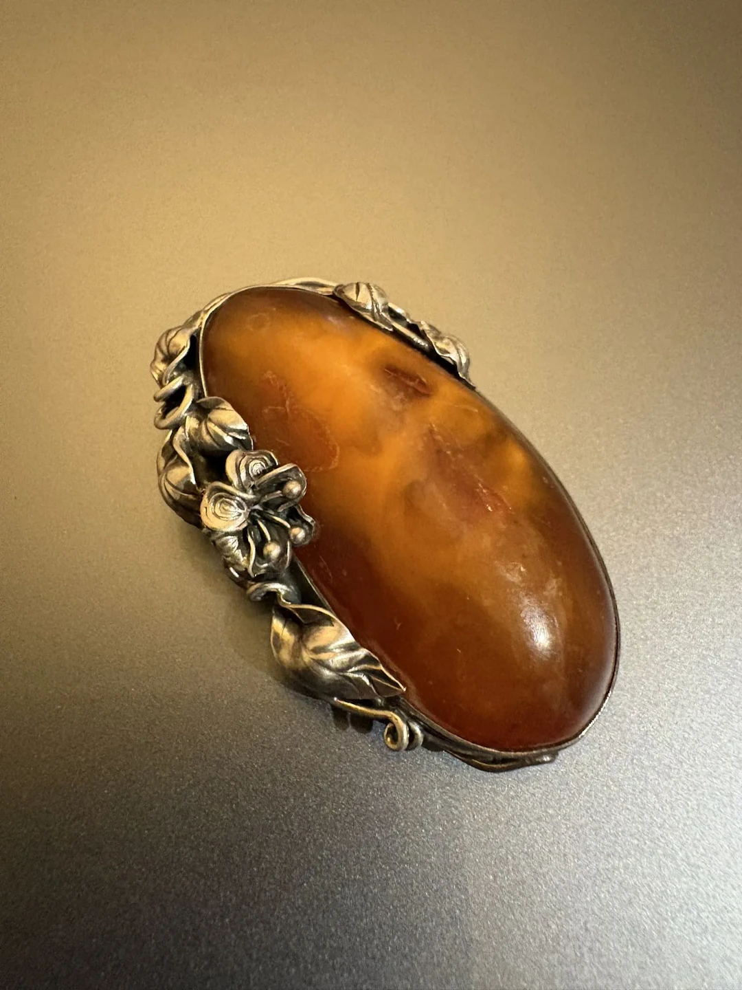 Broche en argent 800°/°° et ambre. Dimensions : 5 x 3,5 cm. - Lot 36