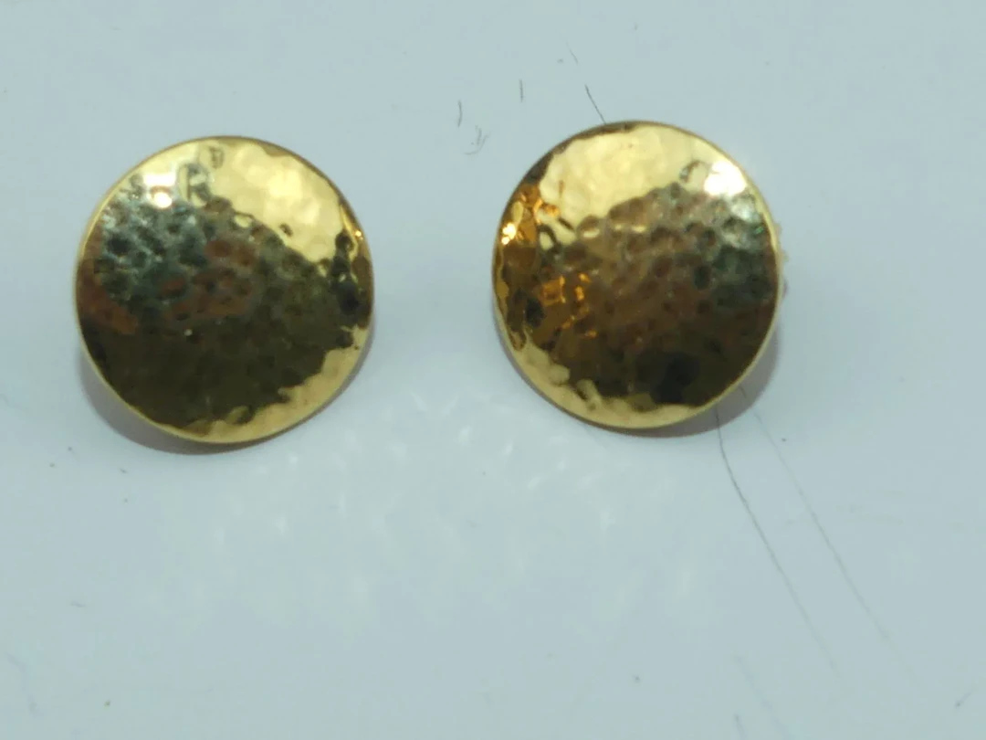 MONET. Paire de boucles d'oreilles à effet doré martelé. Sig - Lot 422