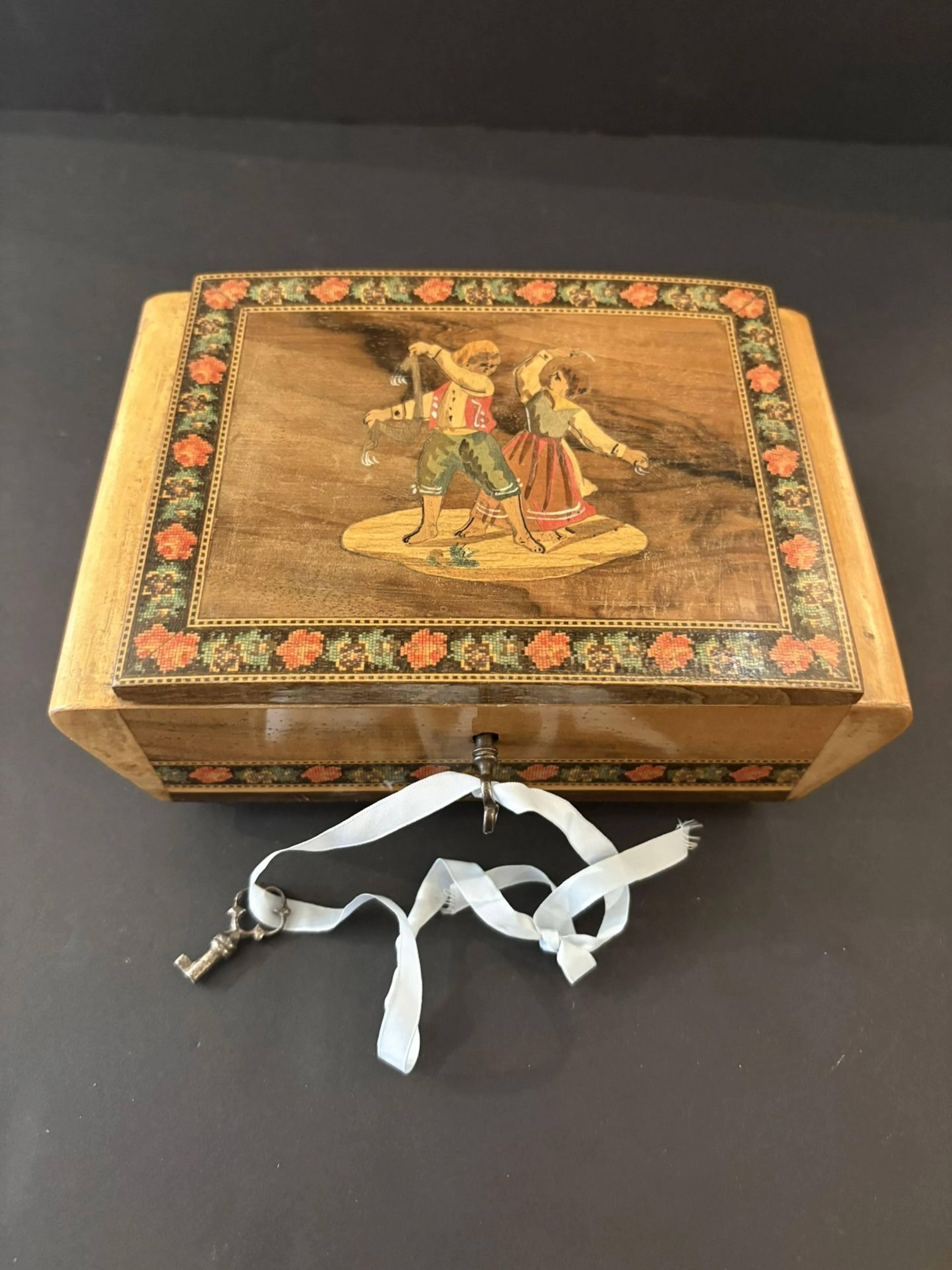 ITALIE vers 1950. Coffret à bijoux musical collector en bois - Lot 281