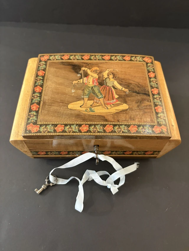 ITALIE vers 1950. Coffret à bijoux musical collector en bois - Lot 281