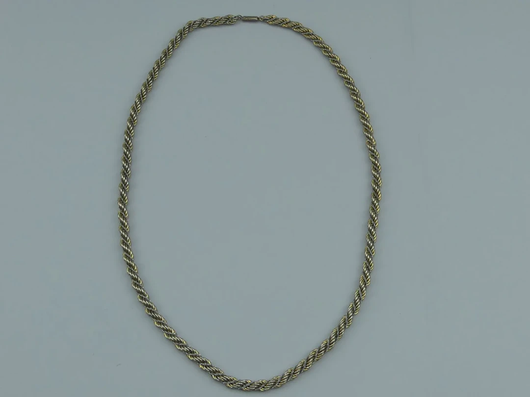 VOGUE BIJOUX. Long sautoir vintage à mailles torsadées, ferm - Lot 441