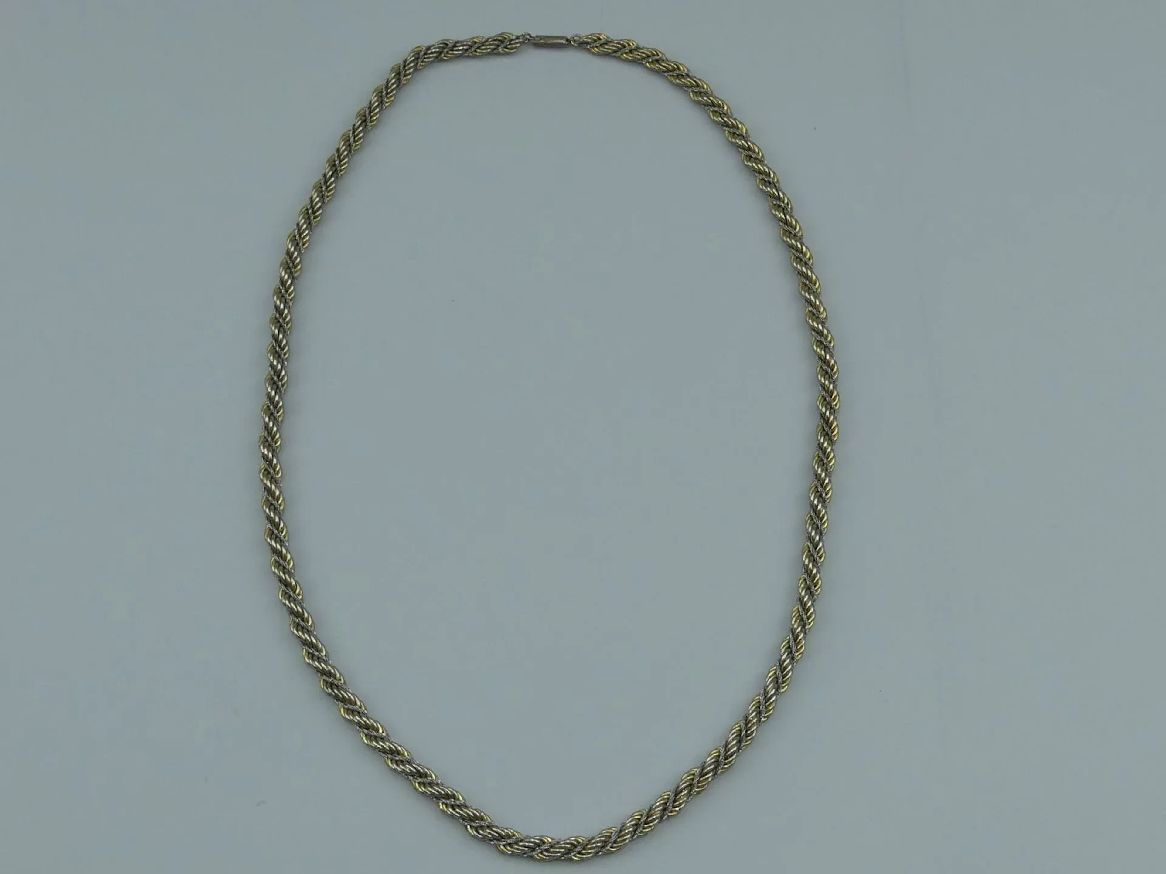 VOGUE BIJOUX. Long sautoir vintage à mailles torsadées, ferm - Lot 441