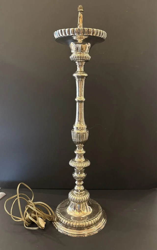 Pique-cierge monté en lampe. Hauteur : 67 cm - Lot 336