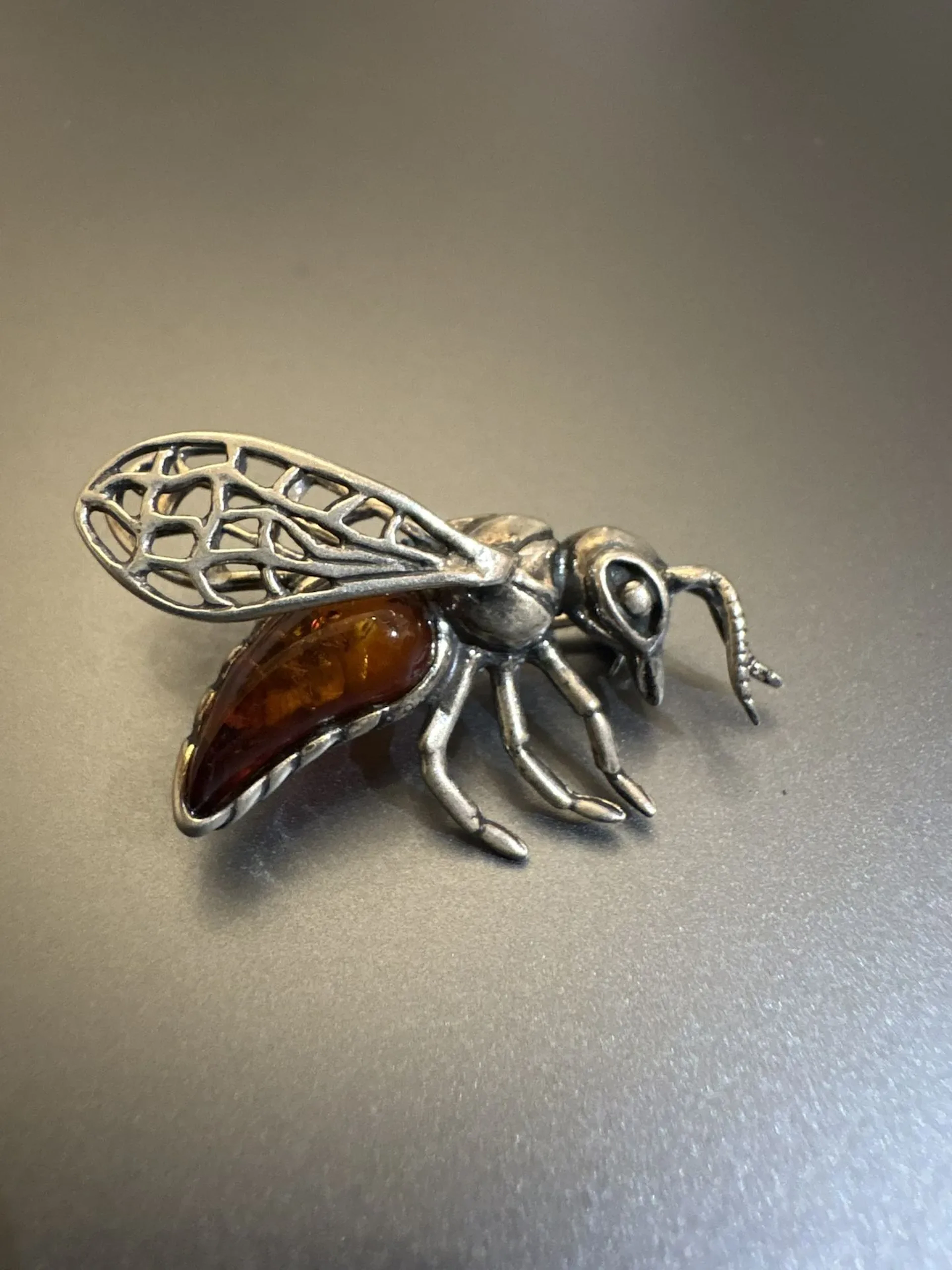 Broche abeille en argent 800°/°° et ambre. Dimensions : 4 x - Lot 53