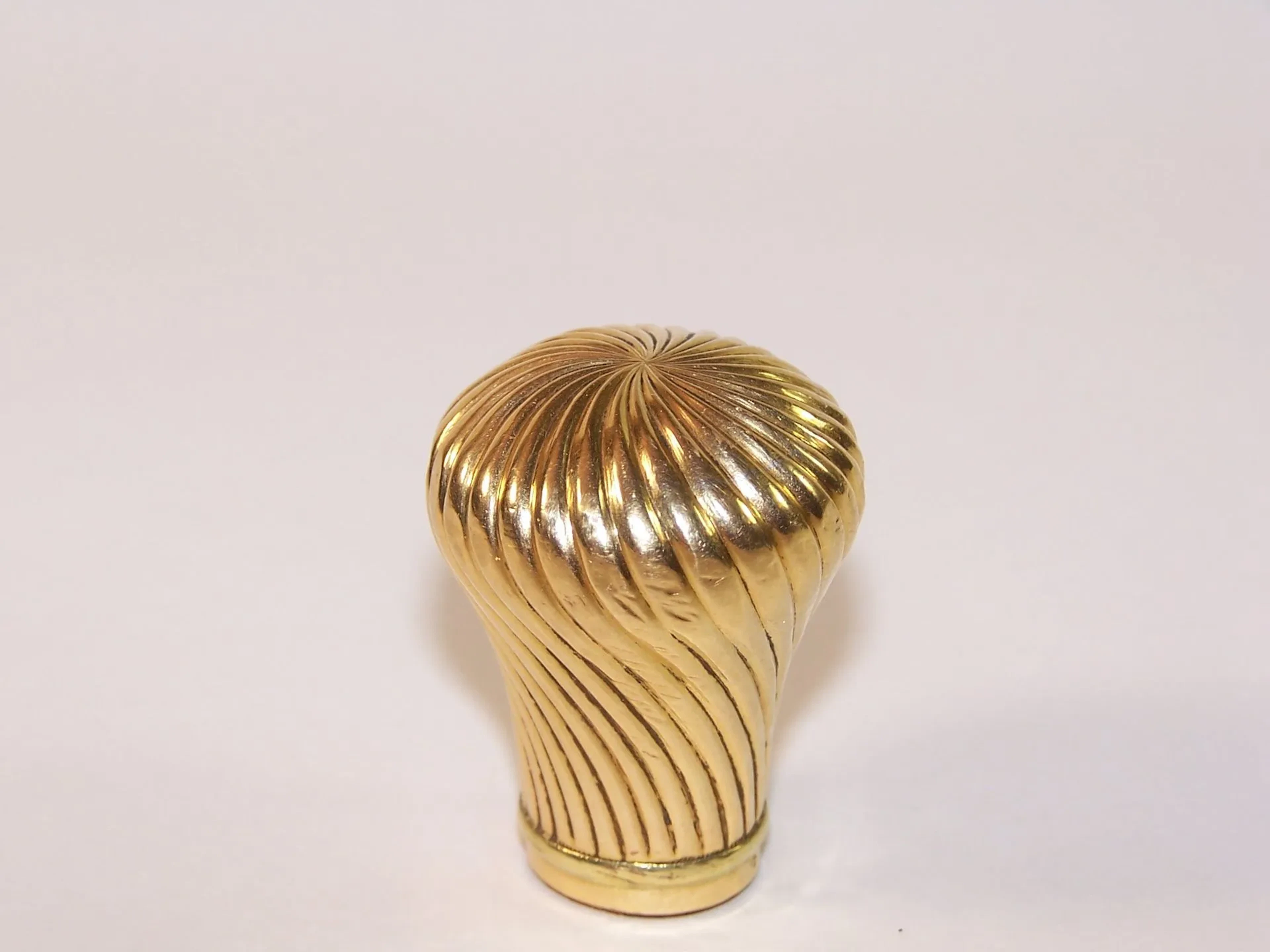 Pommeau de canne en or 750‰ (poinçon tête d'aigle). - Lot 472