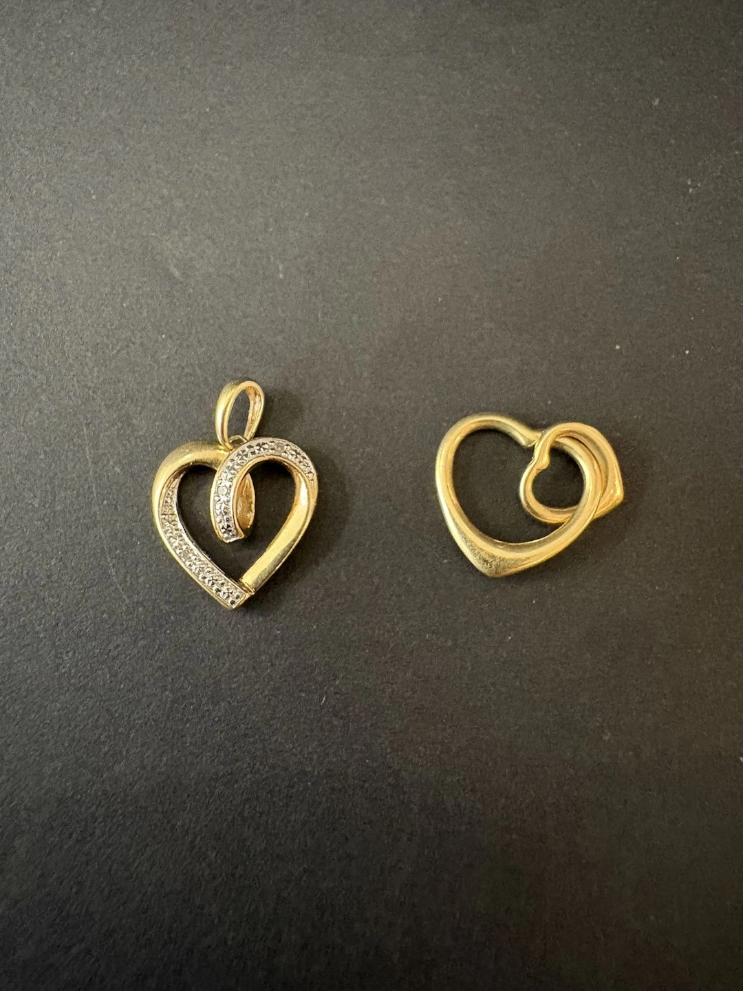 Deux pendentifs cœur en or 750°/°° . Poids: 1,39 g et 1,10 g - Lot 20