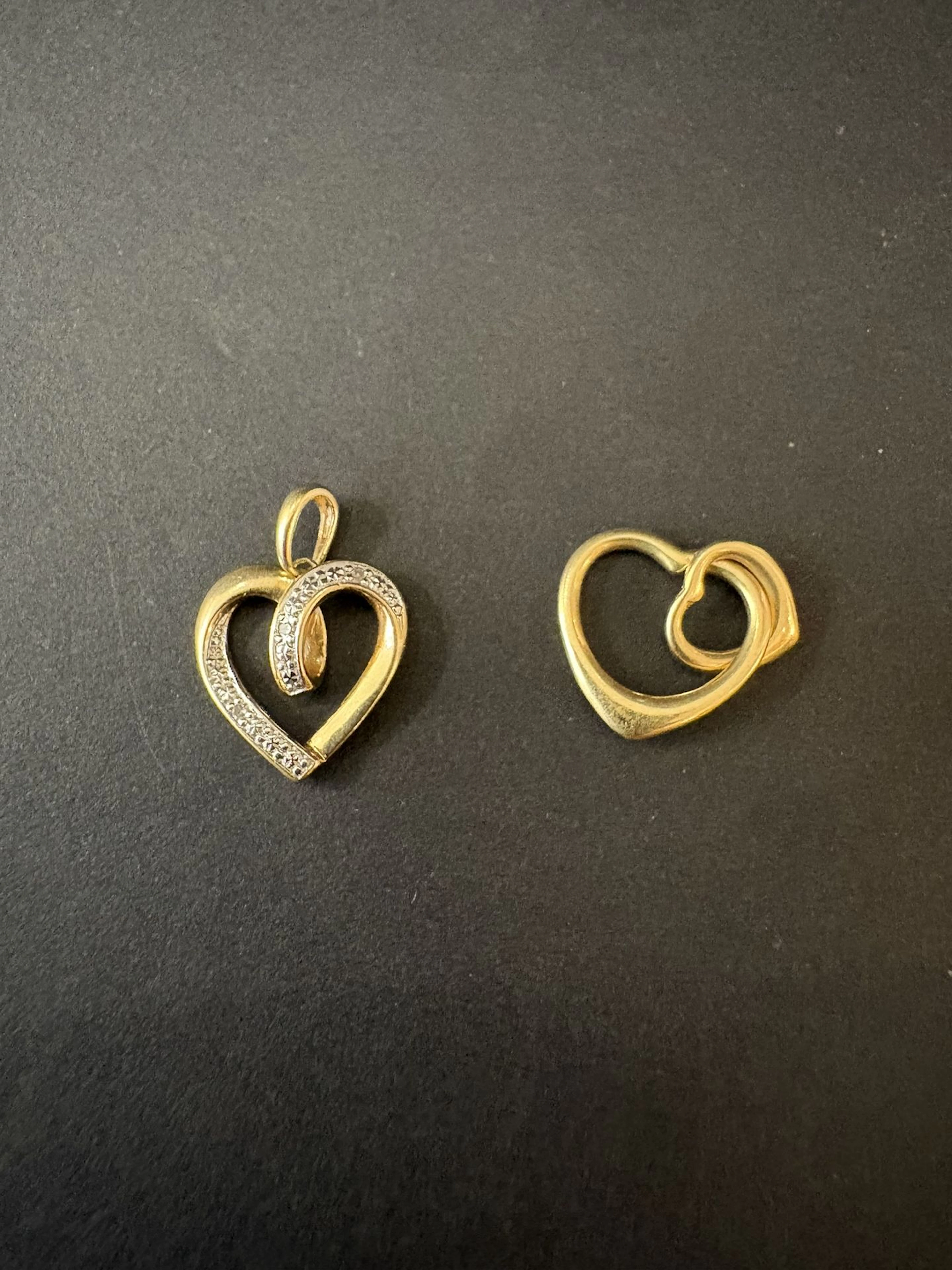 Deux pendentifs cœur en or 750°/°° . Poids: 1,39 g et 1,10 g - Lot 20