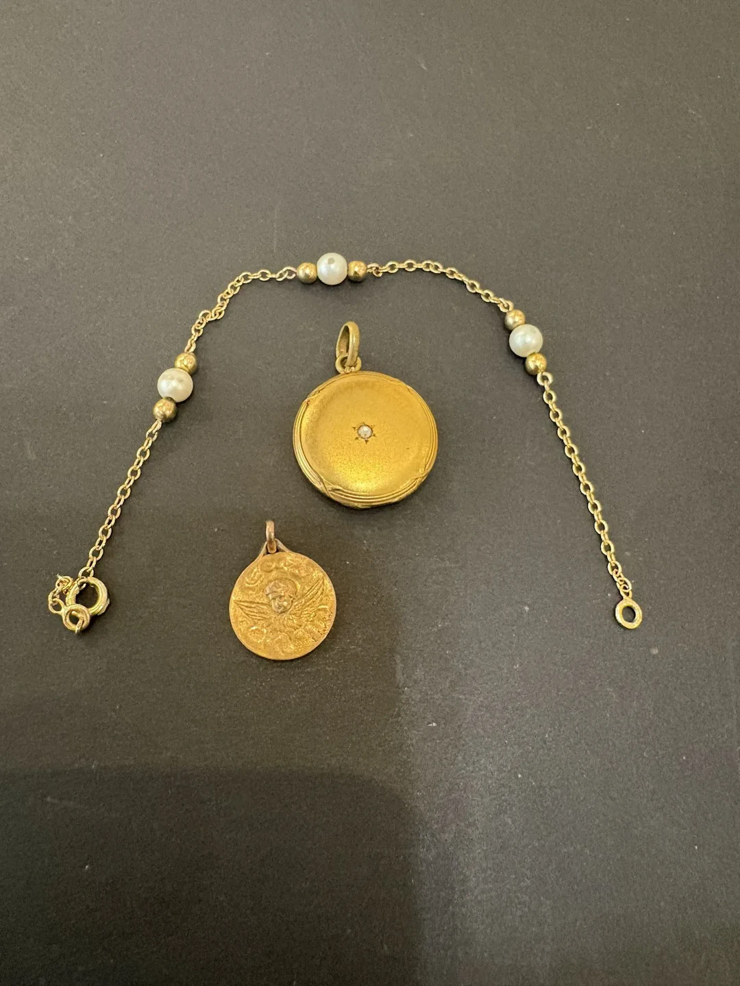 Pendentif porte souvenir, médaille et bracelet plaqué or. - Lot 94