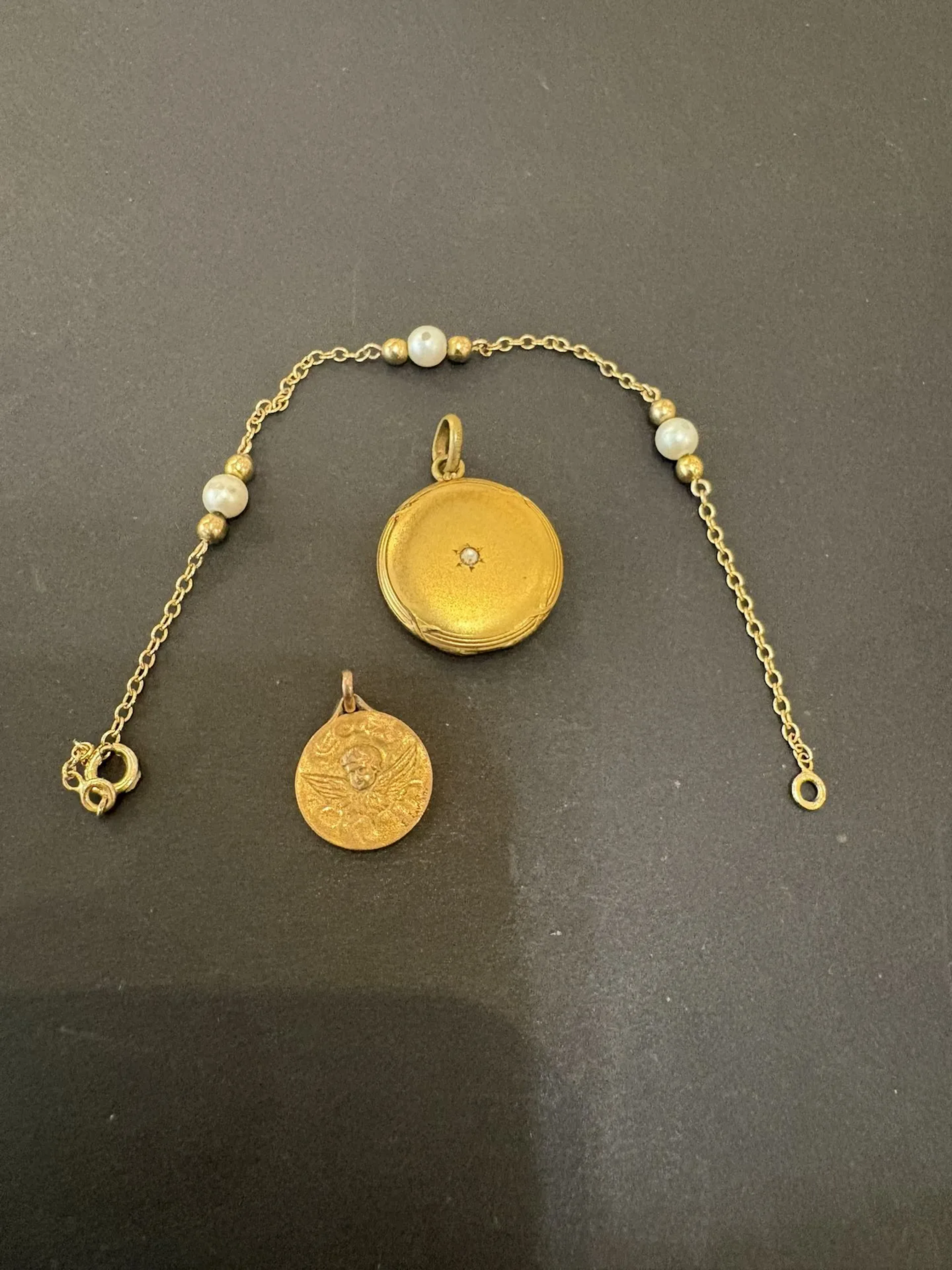 Pendentif porte souvenir, médaille et bracelet plaqué or. - Lot 94